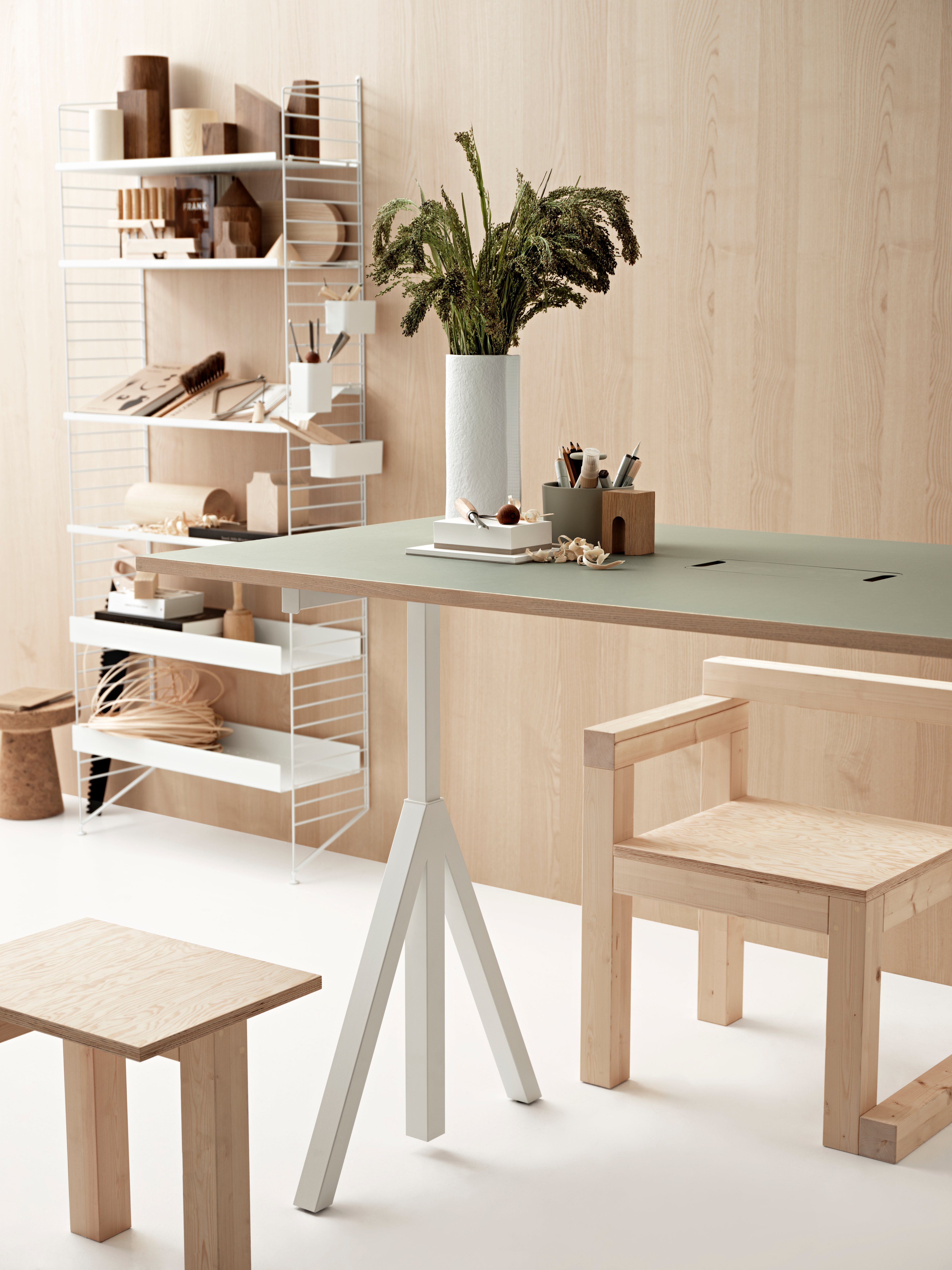 Dank seines einzigartigen Designs können Sie mit dem Arbeitstisch von Works eine flexible Arbeitsumgebung schaffen. Der Arbeitstisch besteht aus einem festen Tischgestell und einer Tischplatte mit einem Deckel zur Kabeldurchführung. Die Höhe kann um 1 cm verstellt werden. Die Arbeitstische mit einer Tiefe von 78 cm sind in drei Breiten erhältlich: 120, 140 und 160 cm Der Arbeitstisch mit 90 cm Tiefe ist als Besprechungstisch oder für einen größeren Arbeitsbereich gedacht und daher nur in der Breite 180 cm erhältlich. Das Tischgestell (einschließlich Tischplatte) hat eine Höhe von 72,5 cm und passt zu allen Arbeitstischen.