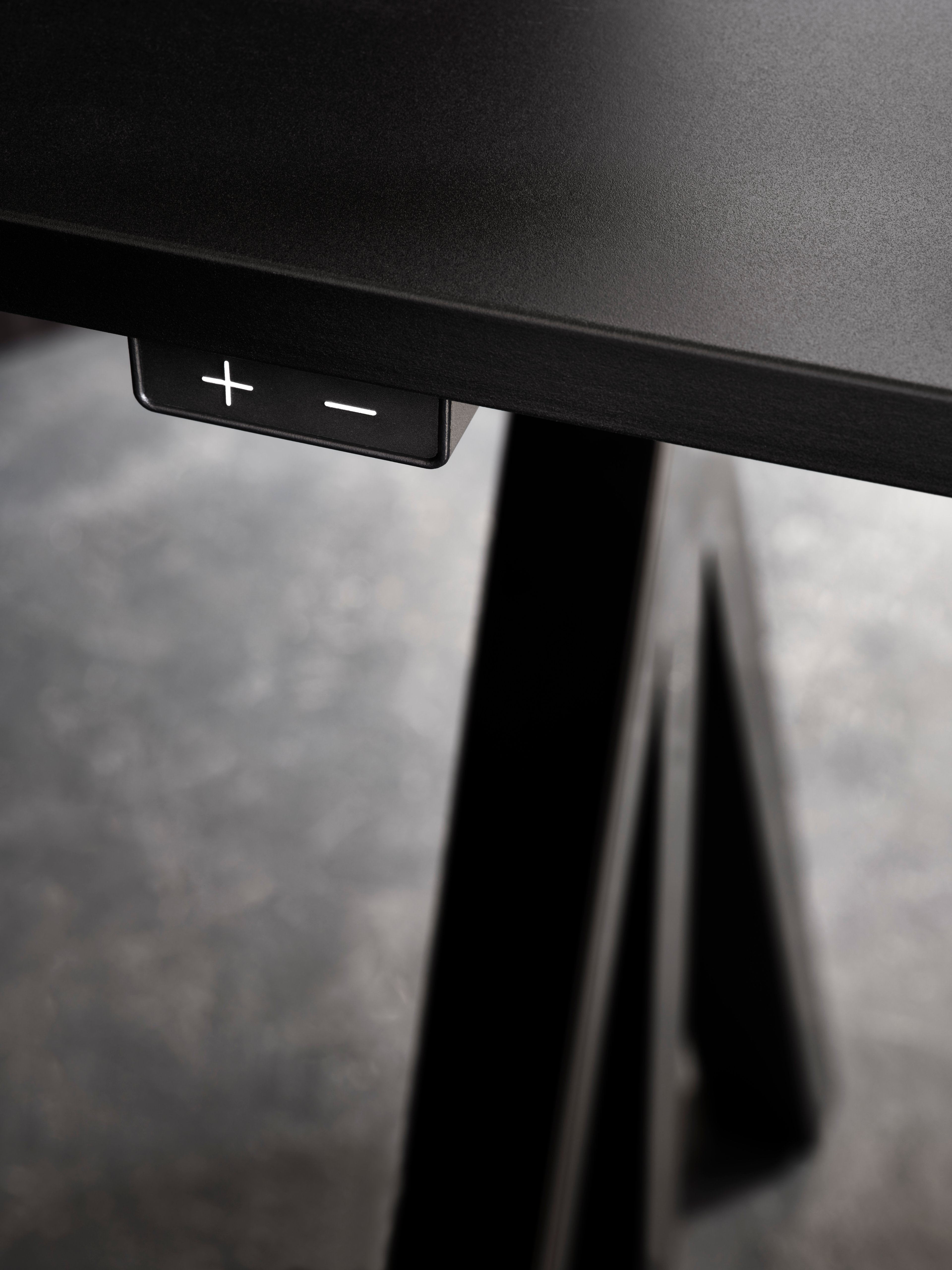 The height-adjustable conference table from Works™ makes it possible to create a flexible and ergonomic environment to hold meetings. The conference table consist of one height-adjustable table frame, one extension leg and two work desks with dimensions 180 cm x 90 cm with cable cover in the middle. The dimension of the work surface is then 360 cm x 90 cm. The conference table’s highest height is 118.5 cm and the lowest height is 71.5 cm.