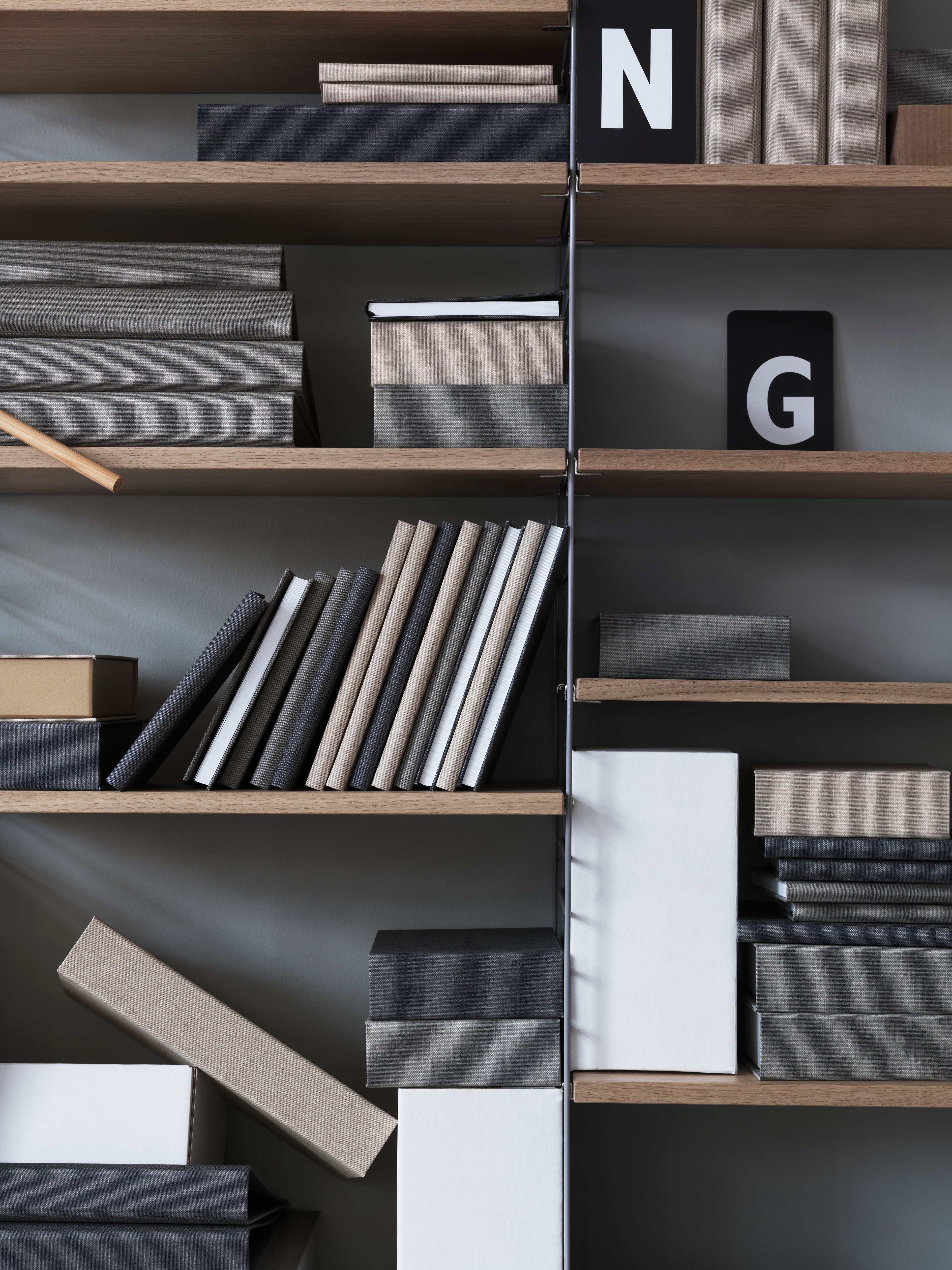 Klassisch und dennoch modern – diese bodenstehende Kombination ist perfekt für mittelgroße Wohnzimmer. Das Regal lenkt die ganze Aufmerksamkeit auf die Bücher und Gegenstände, die Sie zeigen möchten.