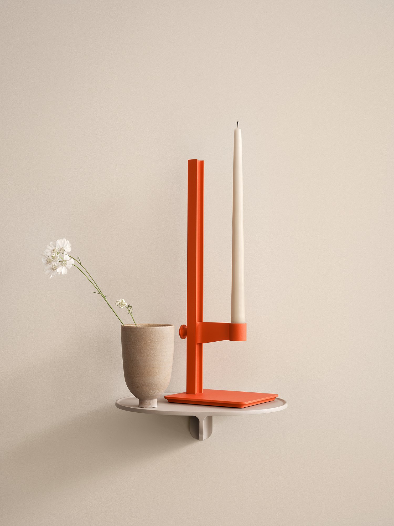 Museum ljusstaken är en justerbar ljusstake i aluminium. Ljusstaken mäter följande: b13 x d15 x h40 cm där den högsta höjden för ljushållaren är 35,5 cm och den lägsta höjden är 3,5 cm.