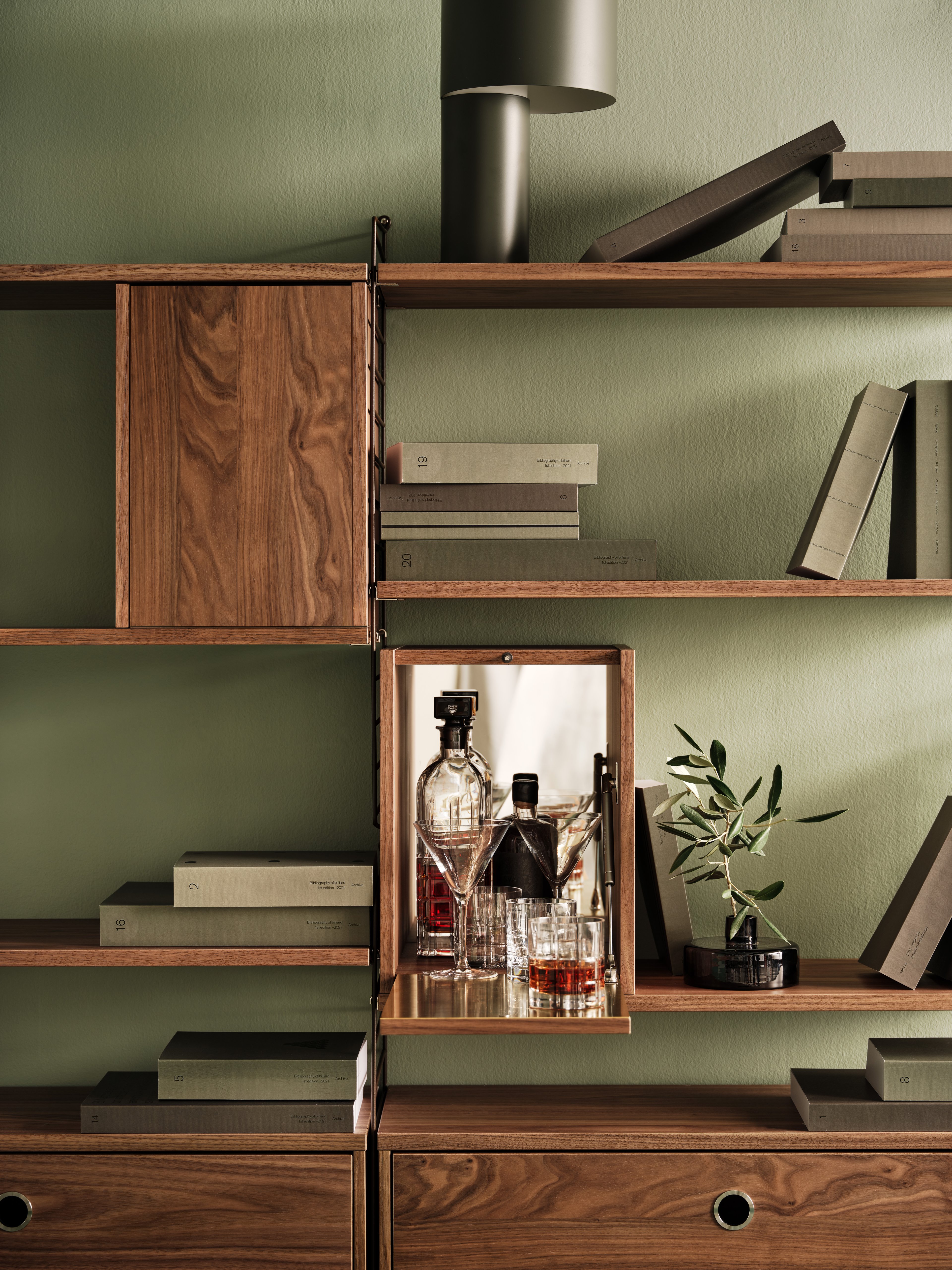 The Tiny cabinet is available in one size with the following dimensions: w28 x d30 x h38 cm. The cabinet fits together with all 30 cm deep wire panels from String® System. The cabinet needs to be placed on top of either a wooden shelf or one of our cabinets and attached to either wire panel. The inside of the lid is dressed in a plate in brushed stainless steel. The inner back wall of the cabinet is dressed in a mirrored plate. The cabinet is delivered unassembled.