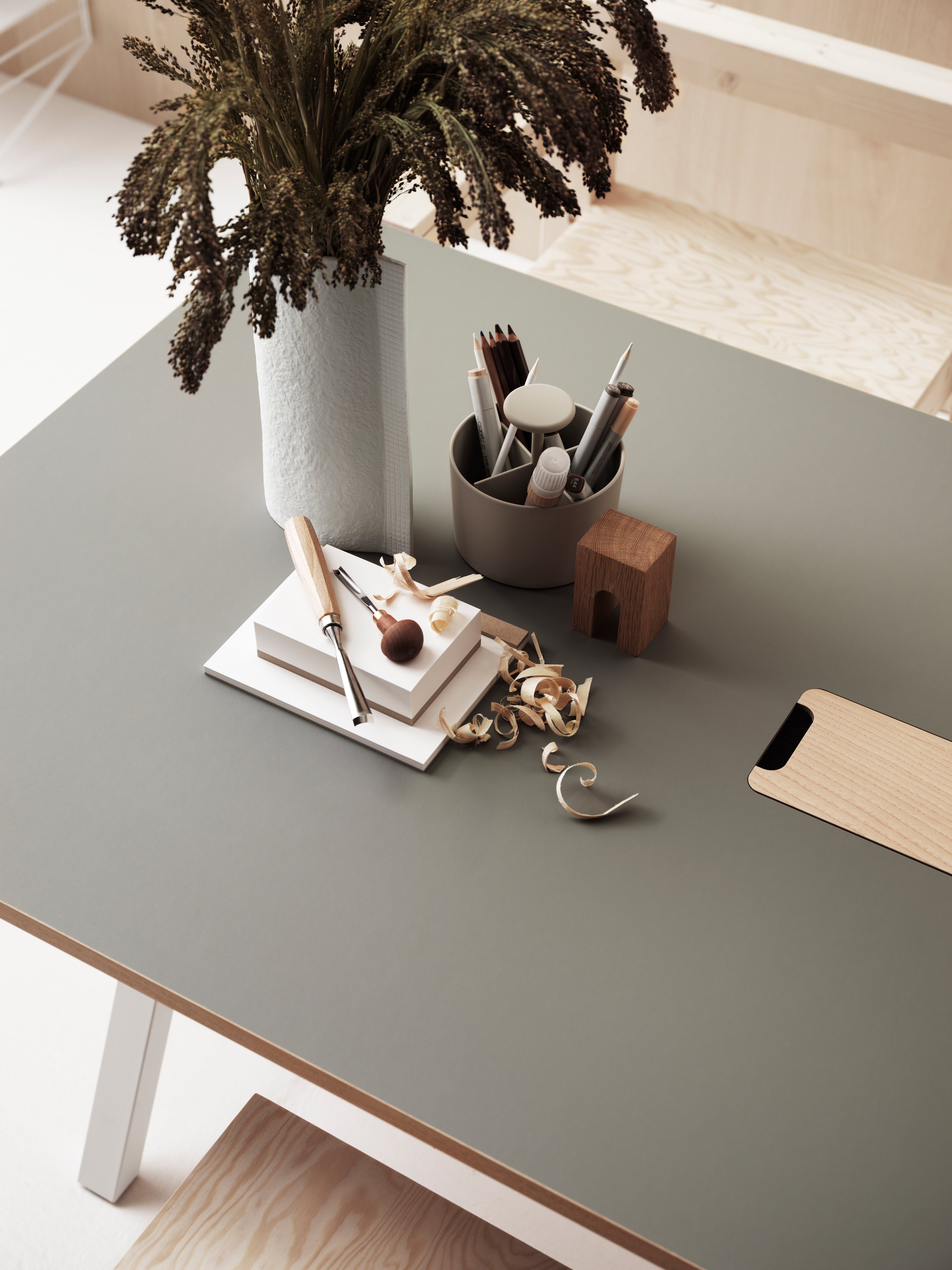 With its unique design, the work desk from Works makes it possible to create flexible workspaces. The work desk consists of one fixed table frame and one work desk with cable cover and the height can be adjusted 1 cm. The work desks with 78 cm depth are available in three widths: 120, 140 and 160 cm. The work desk with 90 cm depth and 180 cm width is intended for a meeting table or for a larger workspace, which is why the cable cover is placed in the middle. The frame’s height (including the work desk) is 72.5 cm and fits to all work desks.