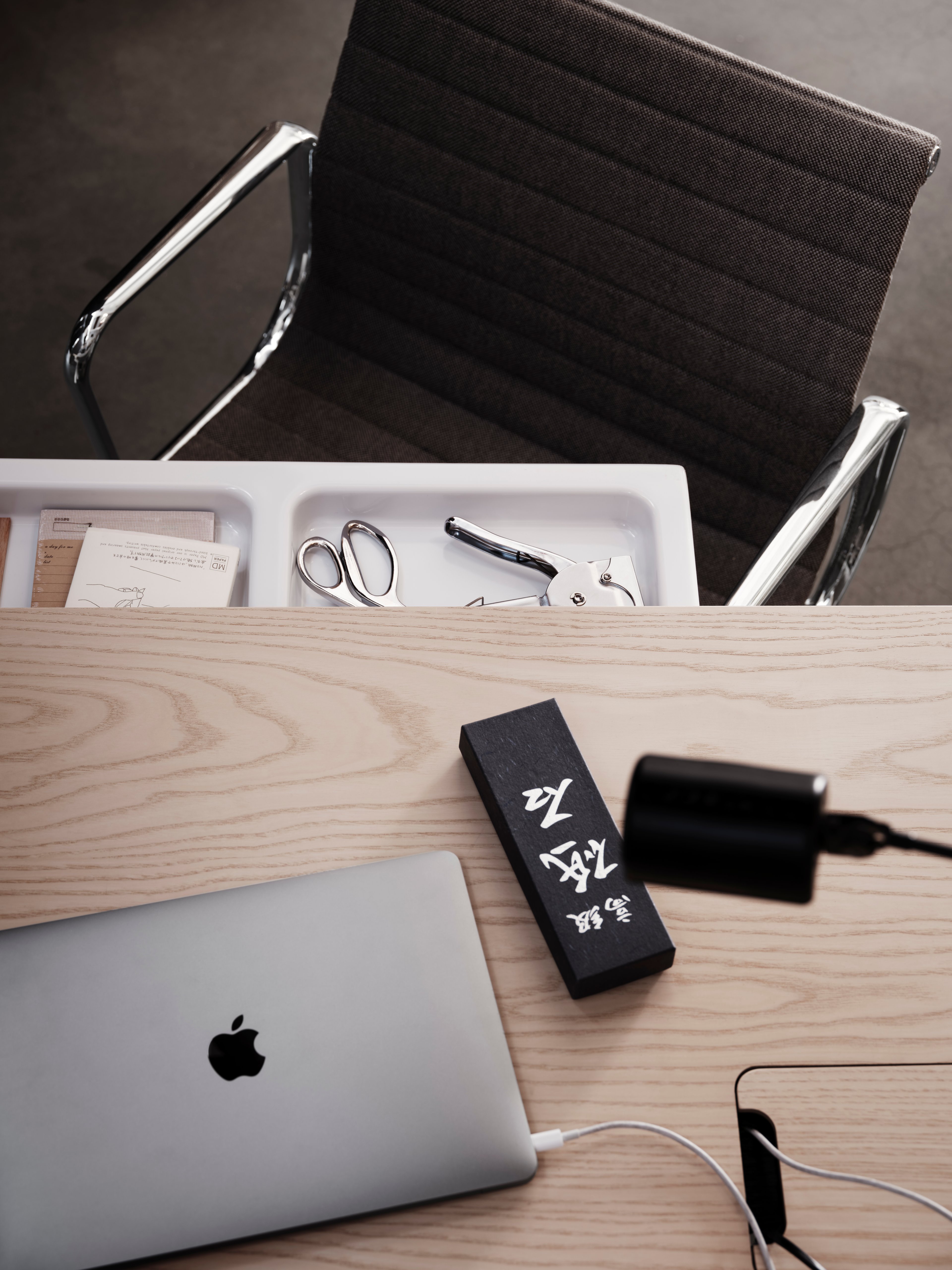 Mit dem höhenverstellbaren Arbeitstisch von Works schaffen Sie eine flexible und ergonomische Arbeitsumgebung. Der Arbeitstisch besteht aus einem höhenverstellbaren Tischgestell und einer Tischplatte mit einem Deckel zur Kabeldurchführung. Die Arbeitstische mit einer Tiefe von 78 cm sind in drei Breiten erhältlich: 120, 140 und 160 cm Der Arbeitstisch mit 90 cm Tiefe ist als Besprechungstisch oder für einen größeren Arbeitsbereich gedacht und daher nur in der Breite 180 cm erhältlich. Das Tischgestell lässt sich auf eine maximale Höhe von 118,5 cm einstellen, die niedrigste Höhe ist 71,5 cm. Es passt zu allen Arbeitstischen.