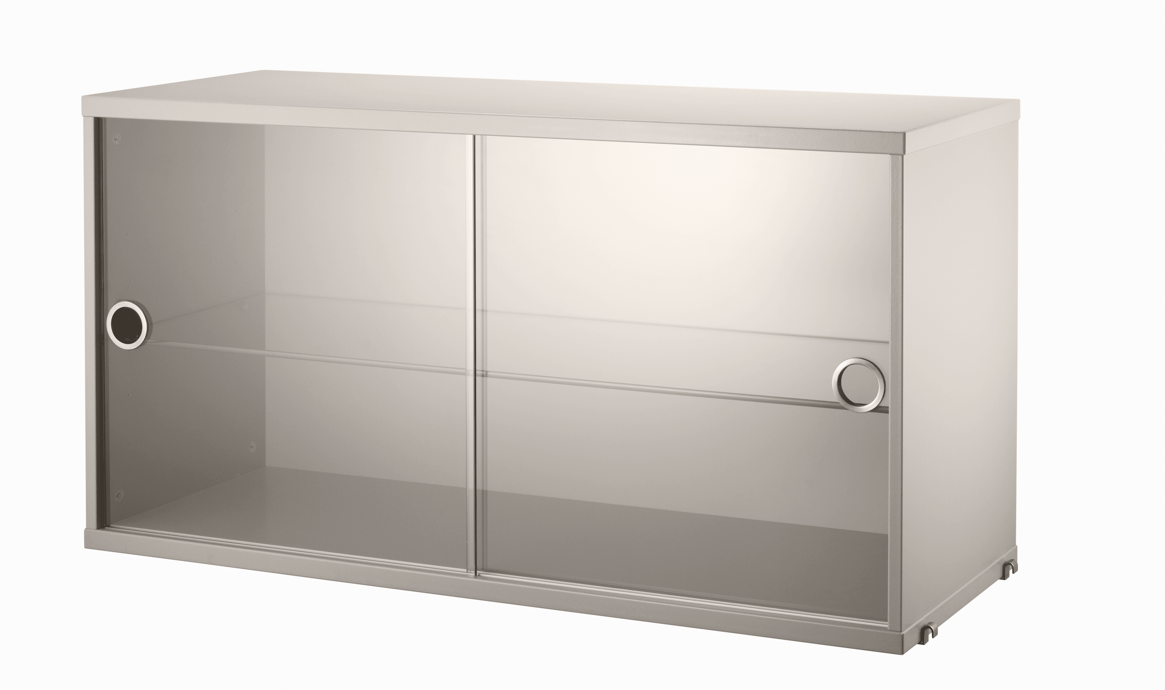 Der Vitrinenschrank mit Glasschiebetüren ist in der Breite 78 cm und der Tiefe 30 cm erhältlich. Die Vitrinenschränke passen zu allen Gitterleitern von String® System, sofern die Regalleitern eine Tiefe von 30 cm haben. Es sieht sehr stylisch aus, wenn Sie mit einem auffälligeren Element, beispielsweise einem Schrankelement, Akzente in Ihrem Regalsystem setzen. Außerdem gewinnen Sie dadurch mehr Stauraum und können zerbrechliche Gegenstände stilvoll in Szene setzen. Der Vitrinenschrank besteht aus einem Einlegeboden aus Glas, der versetzt werden kann. Die Innenmaße betragen: Tiefe 26 cm, Breite 74 cm und Höhe 38 cm. Der Vitrinenschrank wird zerlegt geliefert.