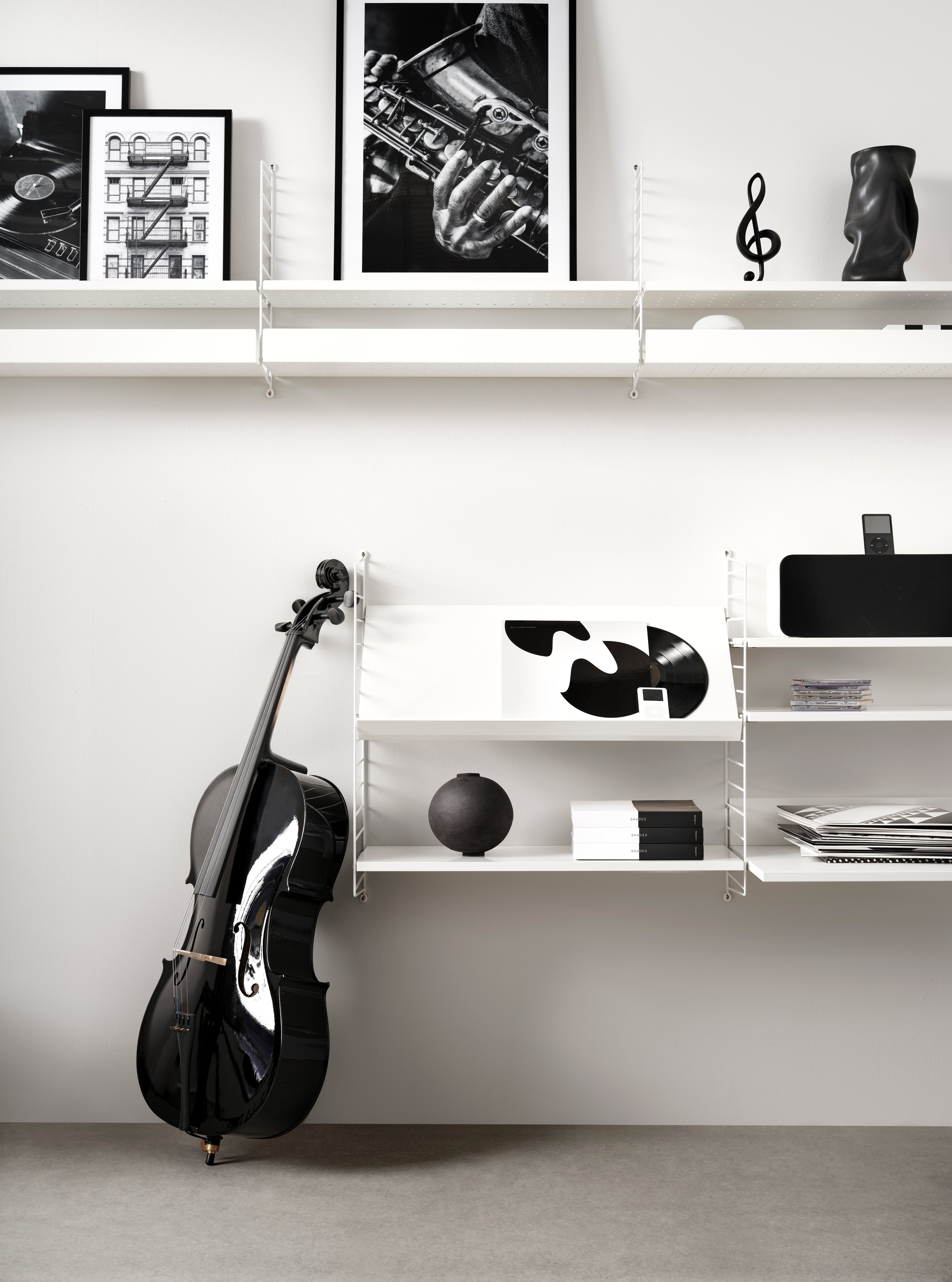 Les étagères à revues en bois sont disponibles en deux largeurs, 58 et 78 cm, et sont compatibles avec les montants grillagés String® System d’une profondeur de 30 cm. Les étagères à revues créent une combinaison d’étagères dynamique où vous pouvez présenter vos livres et revues préférées. Faites votre choix parmi différentes couleurs et différents types de bois. Les supports sont inclus dans l’emballage.