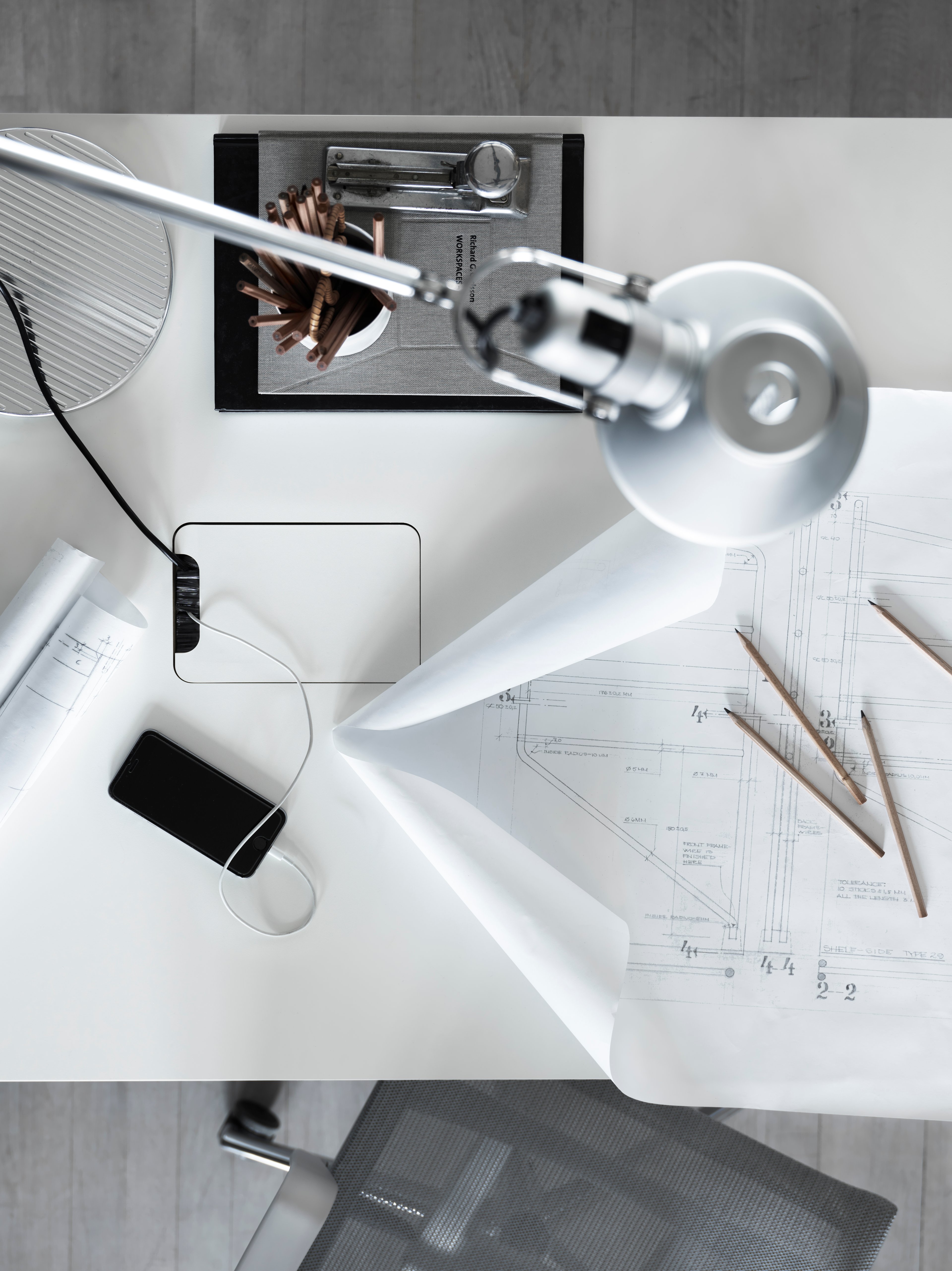 Dank seines einzigartigen Designs können Sie mit dem Arbeitstisch von Works eine flexible Arbeitsumgebung schaffen. Der Arbeitstisch besteht aus einem festen Tischgestell und einer Tischplatte mit einem Deckel zur Kabeldurchführung. Die Höhe kann um 1 cm verstellt werden. Die Arbeitstische mit einer Tiefe von 78 cm sind in drei Breiten erhältlich: 120, 140 und 160 cm Der Arbeitstisch mit 90 cm Tiefe ist als Besprechungstisch oder für einen größeren Arbeitsbereich gedacht und daher nur in der Breite 180 cm erhältlich. Das Tischgestell (einschließlich Tischplatte) hat eine Höhe von 72,5 cm und passt zu allen Arbeitstischen.