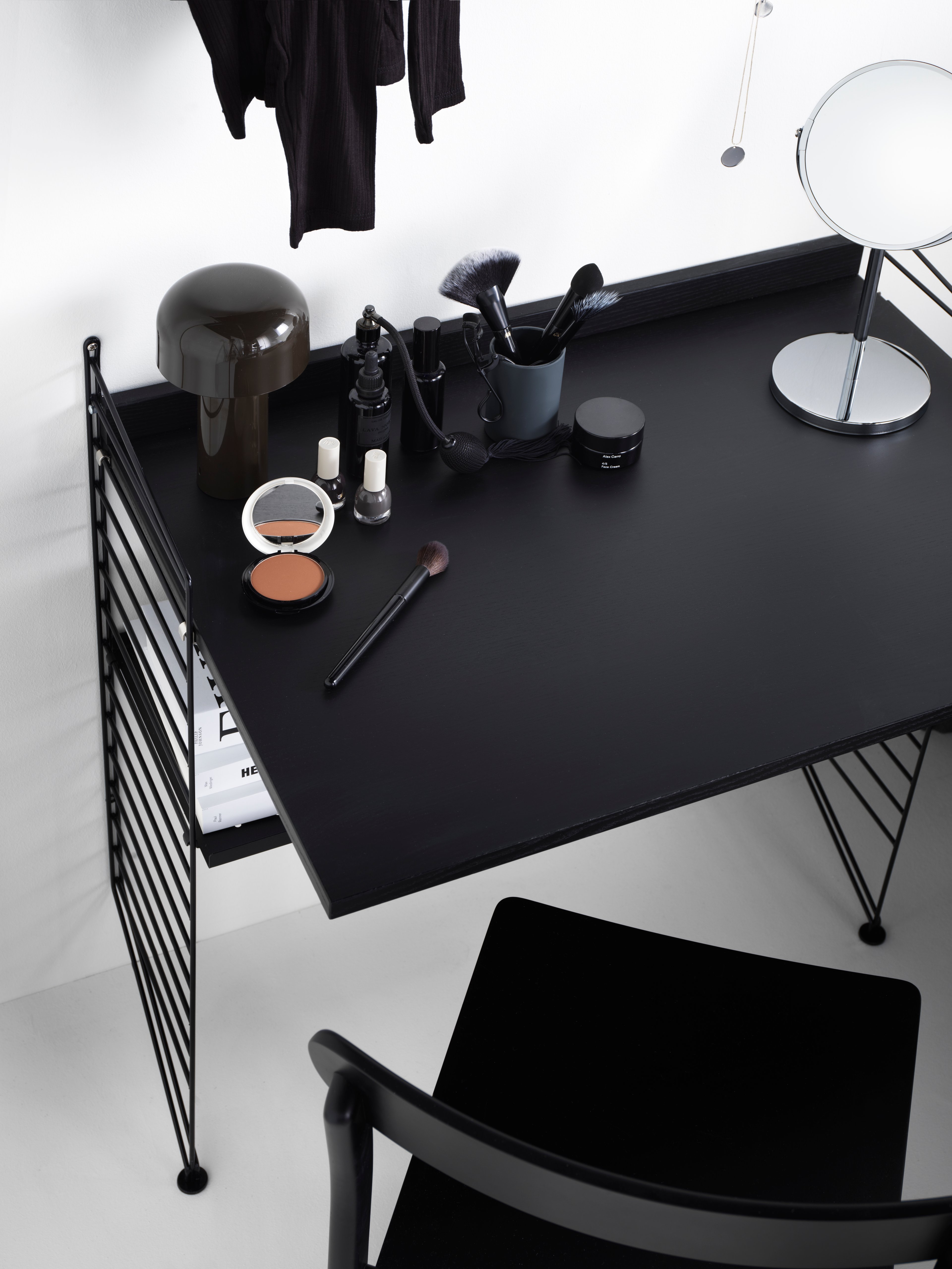 Floor mounted combination suitable for the smaller kids’ room. With 85 cm high panels, the work desk is perfect as a drawing or reading station. Underneath you can hide all the pens, papers and books.