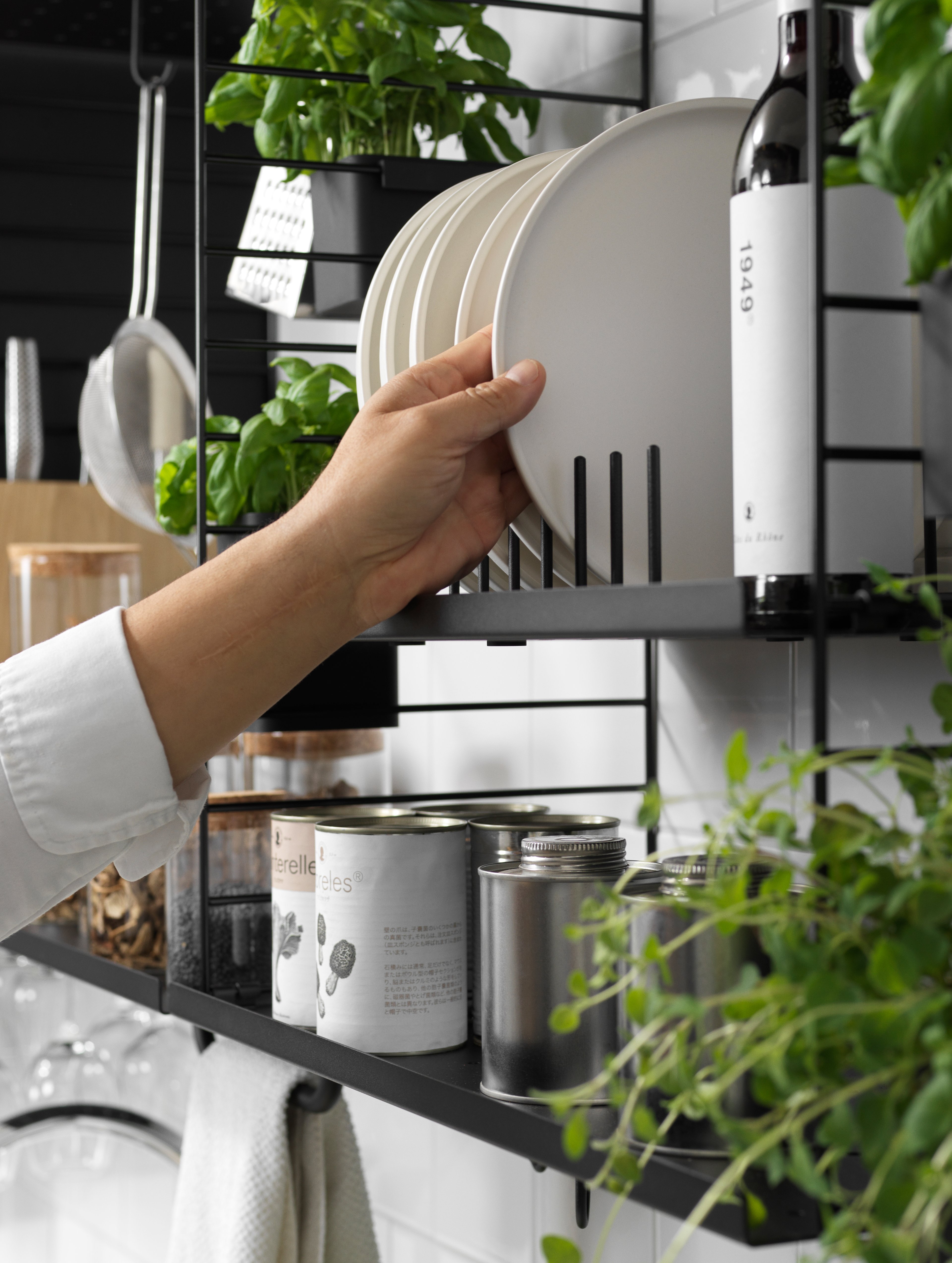Les supports à assiettes sont conçus pour offrir une solution pour cuisine complète. Les assiettes peuvent être positionnées latéralement ou de face. Ils sont disponibles en deux tailles dans les dimensions suivantes : l2,5 x p20 x h7,5 cm et l2,5 x p30 x h7,5 cm permettant d’accueillir 6 ou 8 assiettes.