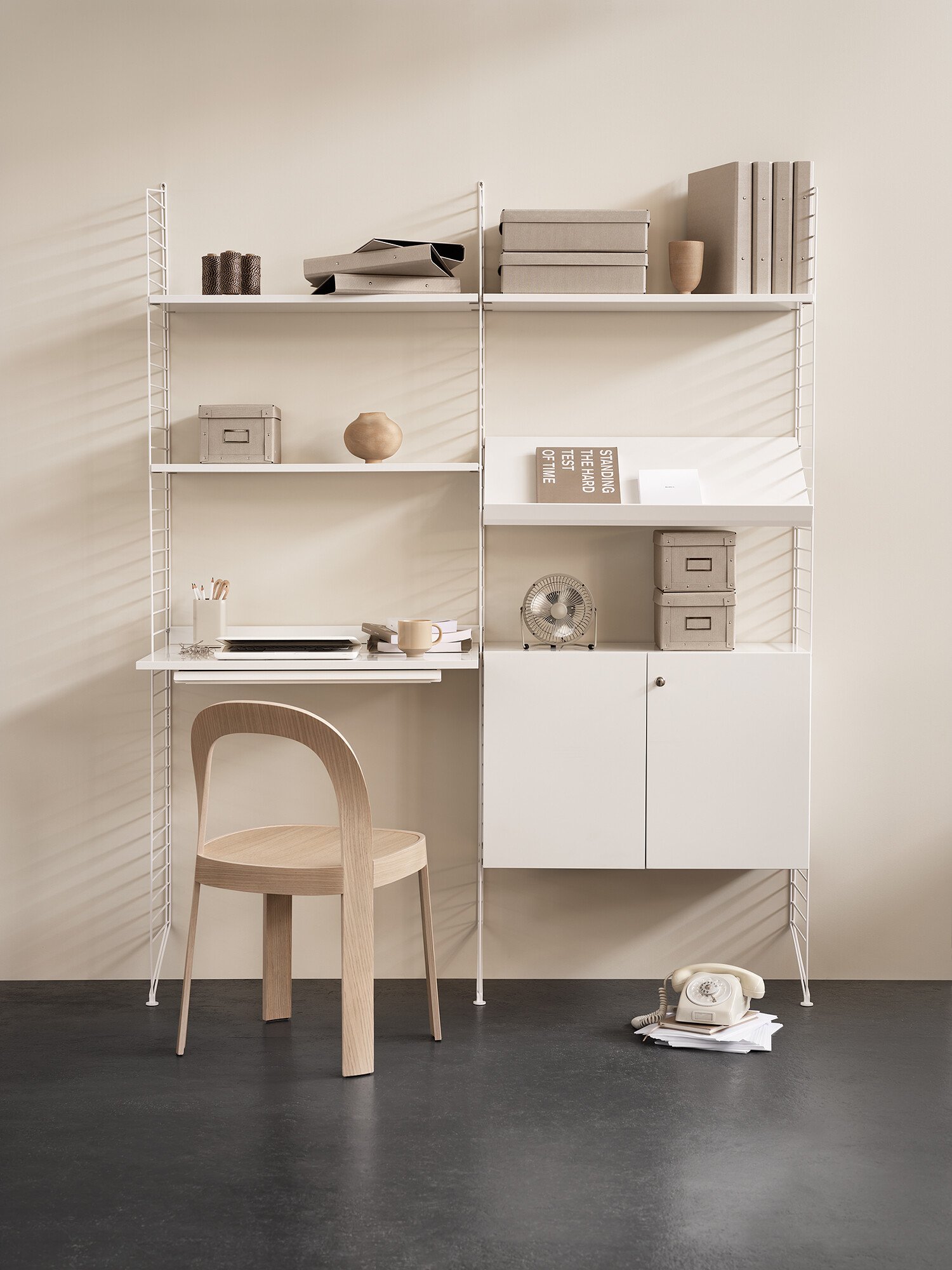 Der Schrank mit Schloss ist in einer Breite von 78 cm, einer Tiefe von 32 cm und einer Höhe von 52 cm erhältlich. Kombinieren Sie ihn mit den Bodenleitern des String® Systems, um eine optimale Lösung für Ihren Arbeitsbereich zu schaffen, in dem Sie all Ihre Ordner, Kabel, Papiere und Ähnliches unterbringen können. Die Türen sind mit Push-Open-Beschlägen ausgestattet und die rechte Tür ist abschließbar (zwei Schlüssel sind im Lieferumfang enthalten). Die Innenmaße des Schranks betragen: B 74 x T 29 x H 47 cm;  außerdem hat er zwei Innenböden, die auf jede Höhe eingestellt werden können.