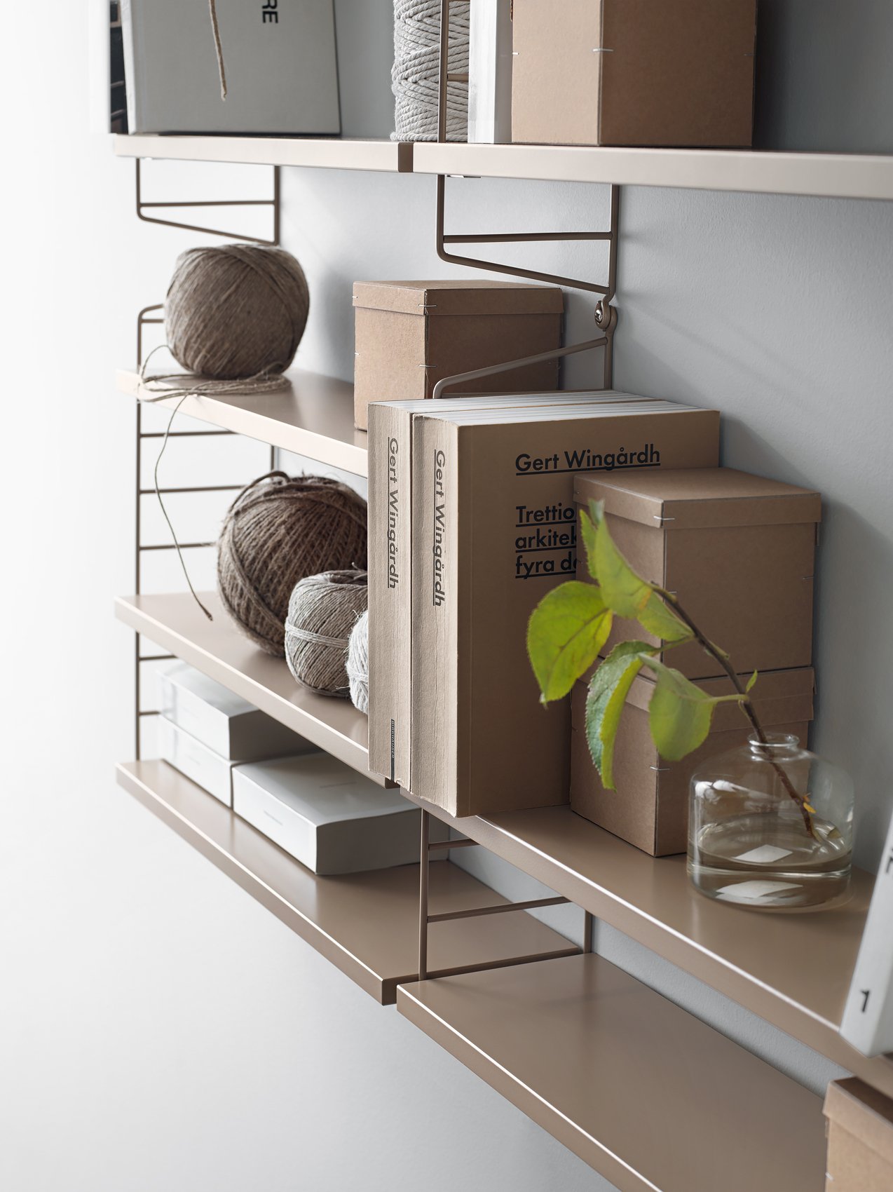 This wall-hung combination in three sections gives you plenty of opportunity to be creative. Stack your child’s favourite books, a family photo in the middle or why not a cherished toy?