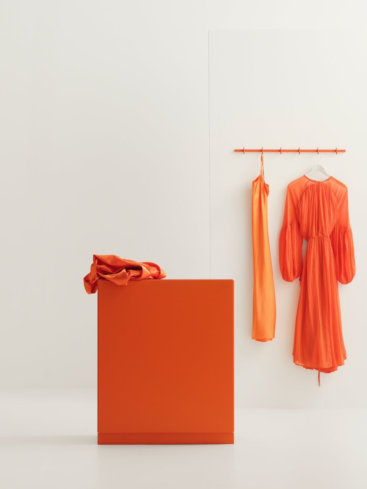 Hook rail from the Relief assortment. Available in three different sizes reflecting the widths of the chests of drawers from Relief. The smallest is 41 cm, the medium-sized is 82 cm, and the largest is 123 cm.