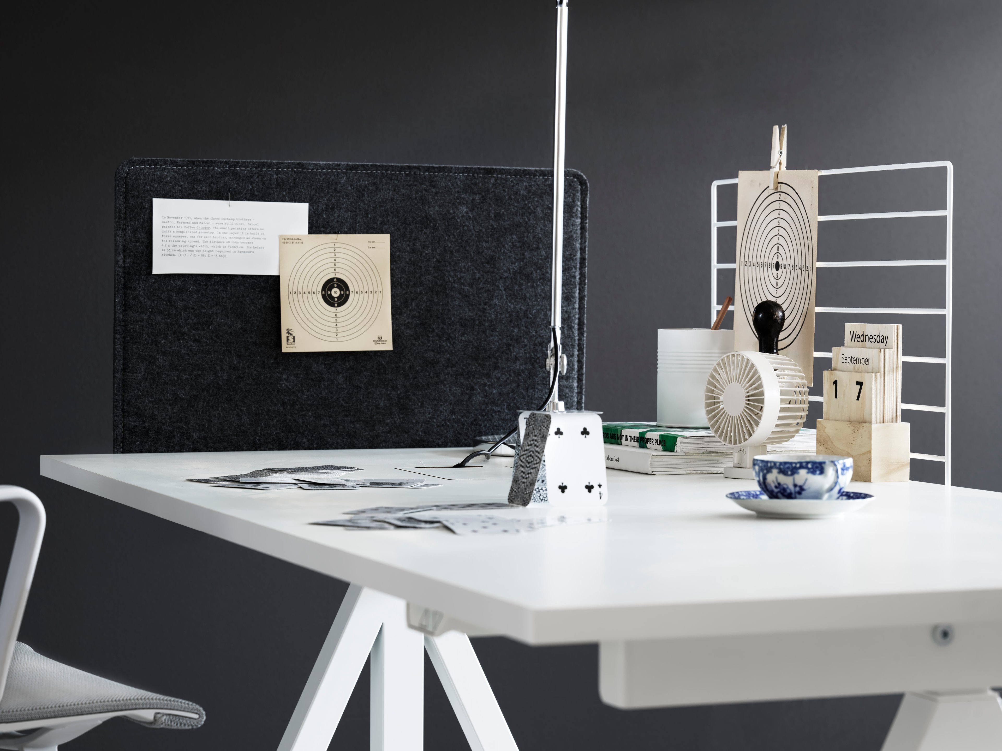 The height-adjustable work desk from Works makes it possible to create flexible and ergonomic workspaces. The work desk consists of one height-adjustable table frame and one work desk with cable cover. The work desks with 78 cm depth are available in three widths: 120, 140 and 160 cm. The work desk with 90 cm depth and 180 cm width is intended for a meeting table or for a larger workspace, which is why the cable cover is placed in the middle. The frame’s highest height is 118.5 cm and the lowest height is 71.5 cm and fits to all work desks.