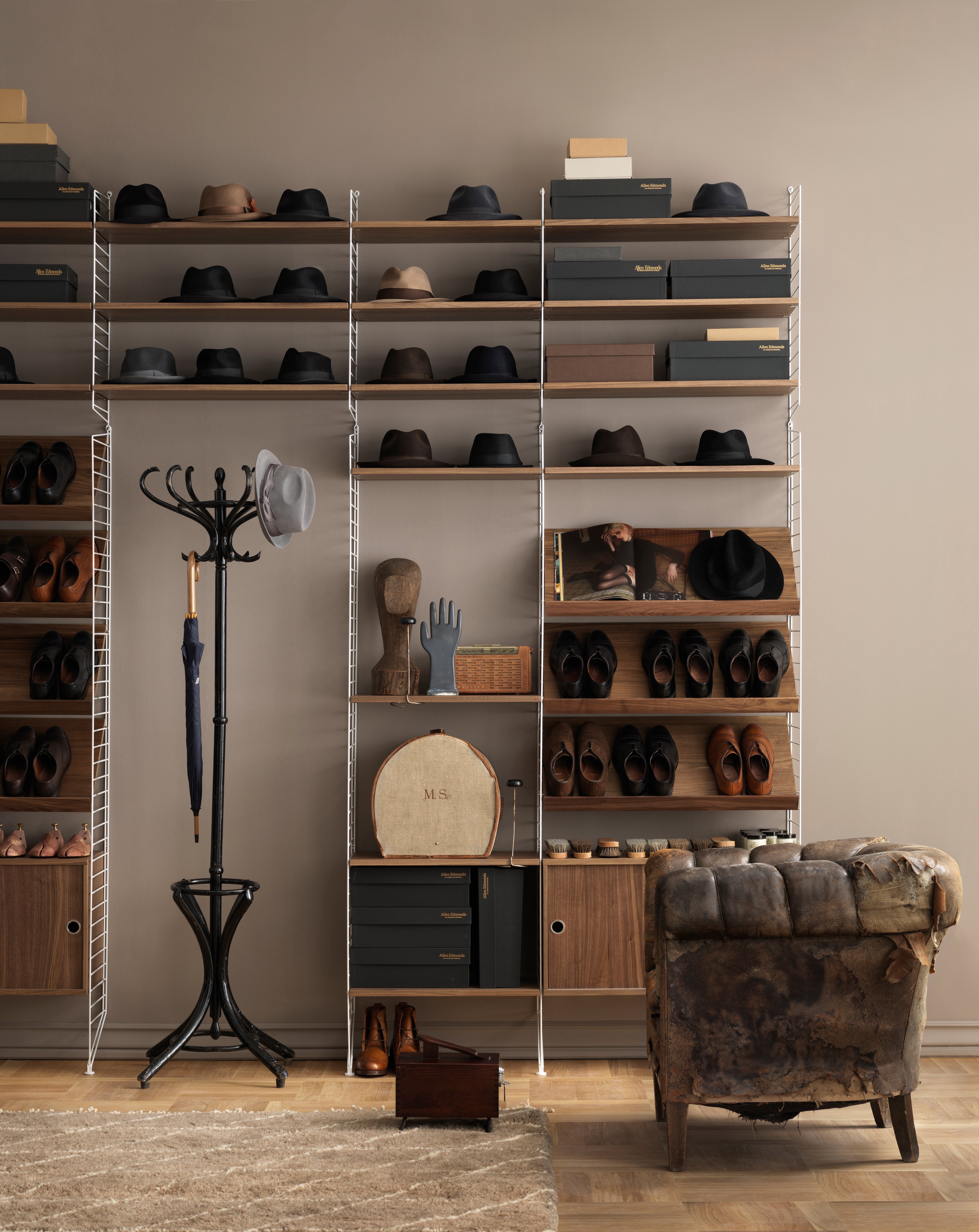 This neat 200 cm high and 30 cm deep combination gives you all the storage you need without taking up too much space in your hallway. With perforated metal shelves you have the possibility to add accessories.