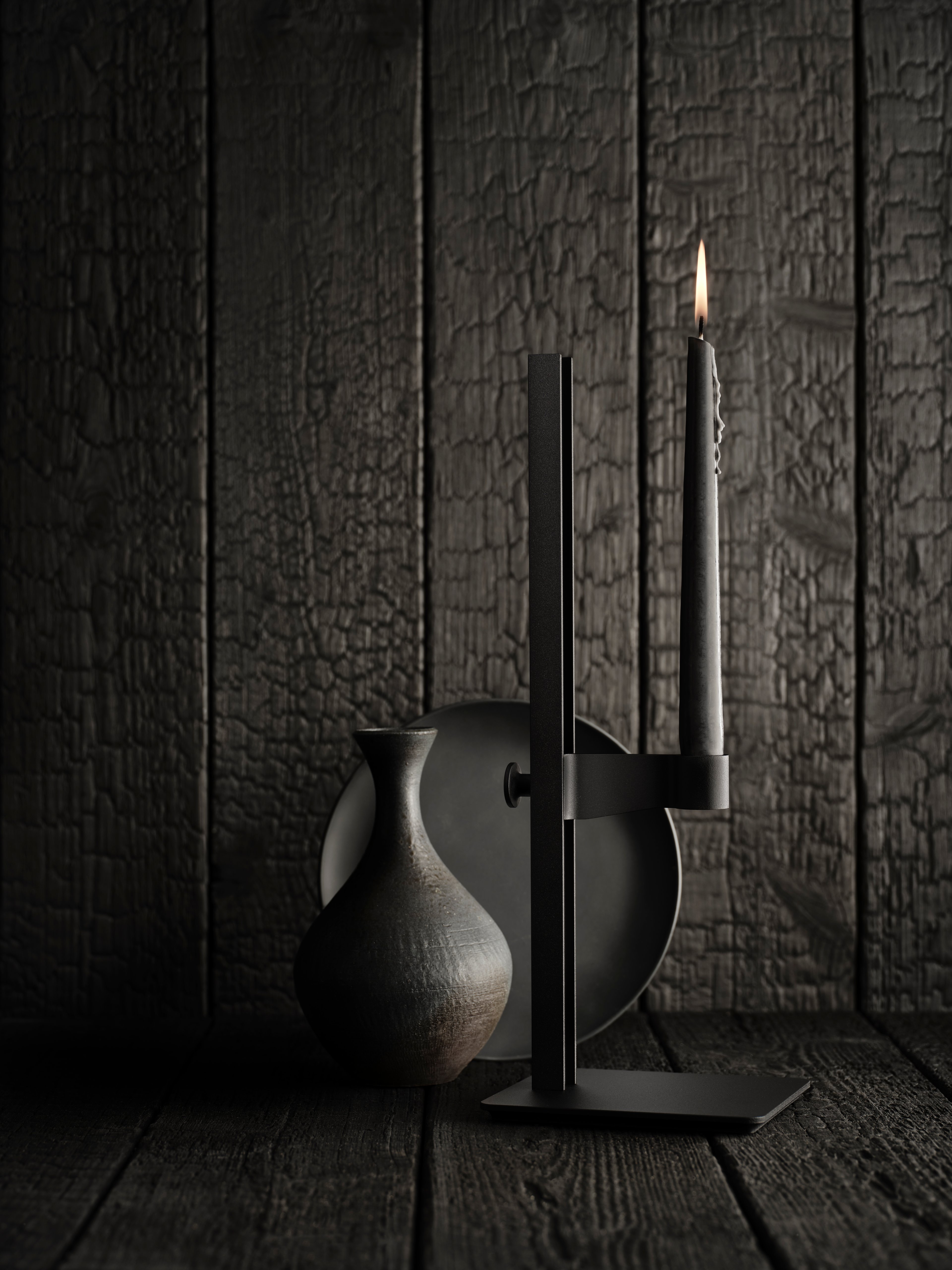 Museum ljusstaken är en justerbar ljusstake i aluminium. Ljusstaken mäter följande: b13 x d15 x h40 cm där den högsta höjden för ljushållaren är 35,5 cm och den lägsta höjden är 3,5 cm.