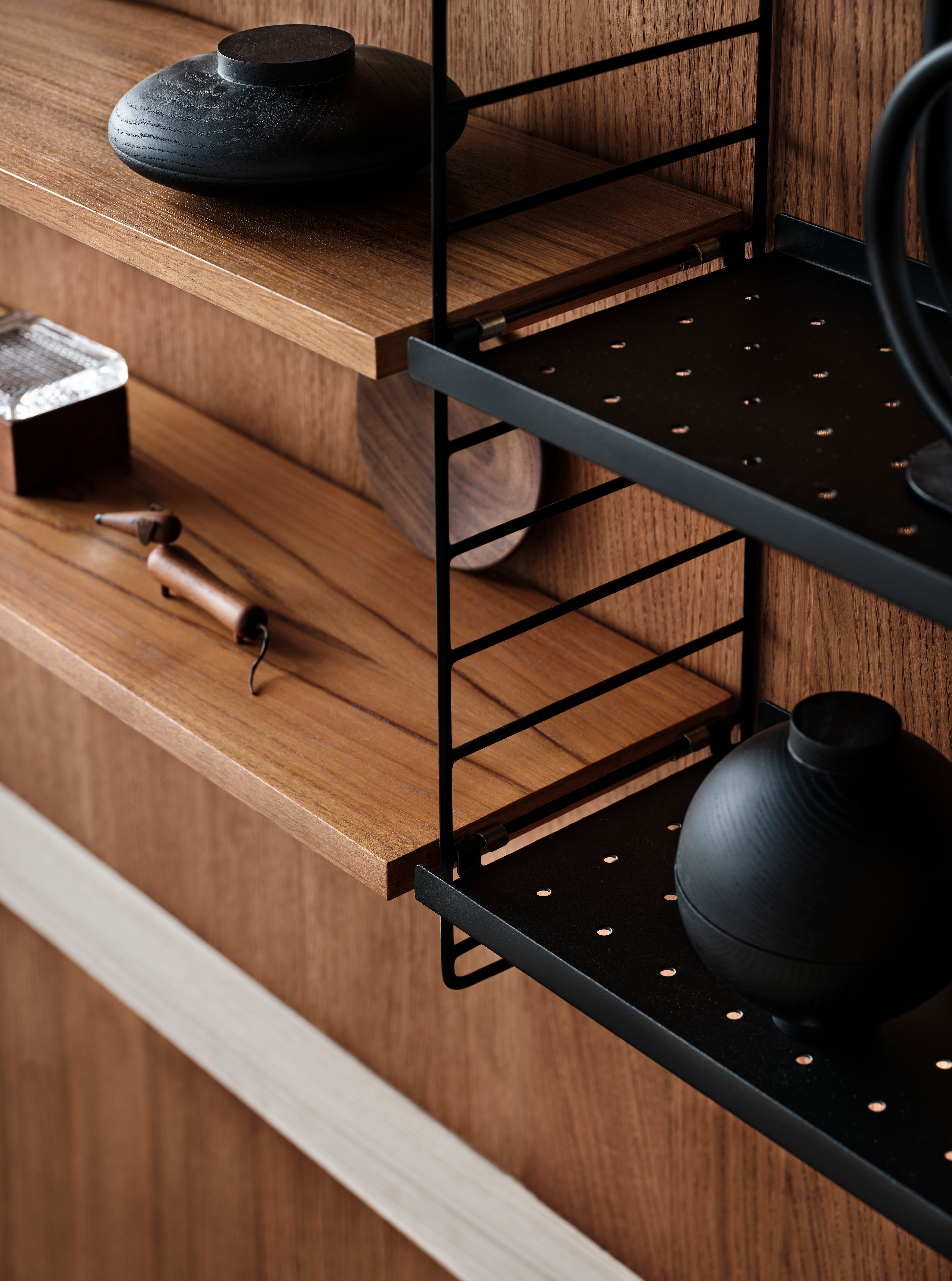 The metal shelves with low edge are available in two widths, 58 and 78 cm, along with two depths, 20 and 30 cm. The shelves are easy to move around and fit into wire and plex panels from String® System if the shelves and panels have the same depth. The 2 cm high edge makes the shelves blend right into a shelving combination with wooden shelves. The perforated shelves are the optimal base to be creative with our accessories. Add hooks, rods, or hanger racks to design your own unique shelf. Each packaging contains one metal shelf.