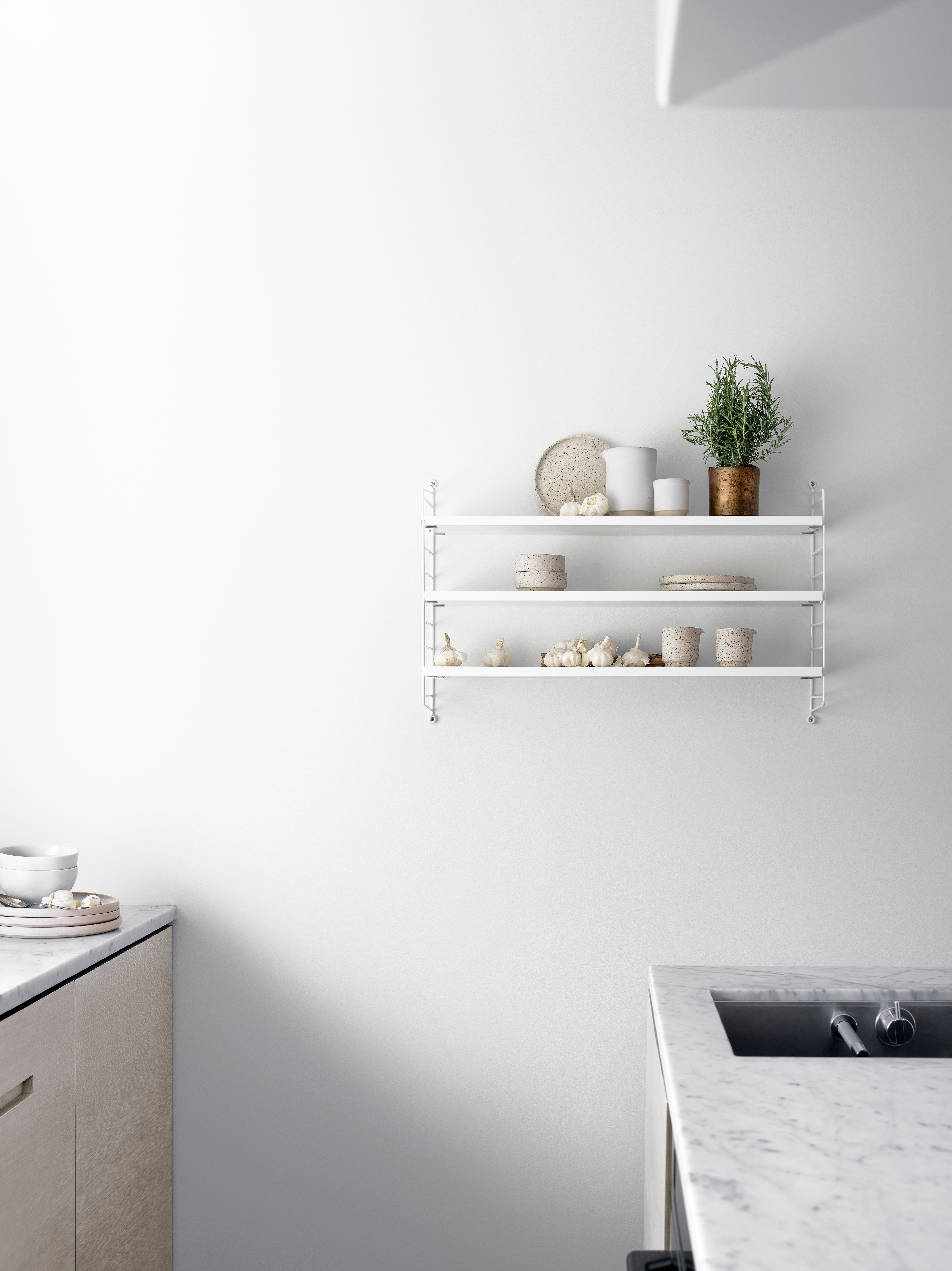 Die Wandleitern sind in den Höhen 50 cm und 75 cm und den Tiefen 20 cm und 30 cm erhältlich. Die Regalleitern sind die Basis für den Aufbau Ihres String Regals. Wenn die Entscheidung zu den Regalleitern gefallen ist, fügen Sie einfach Produkte von String® System hinzu. Sie können zwischen vielen verschiedenen Regalböden und Schrankelementen wählen. Die Wandleitern werden an einer Wand montiert und berühren weder den Boden noch die Decke. So lässt sich das Regalsystem harmonisch in jeden Raum integrieren. Machen Sie Ihr Regal mit Aufbewahrungsboxen oder Haken, die Sie an den Streben der Regalleiter befestigen können, noch funktionaler und individueller. Die Regalleitern sind in zwei verschiedenen Verpackungen erhältlich, entweder mit einer Wandleiter oder mit zwei Wandleitern.