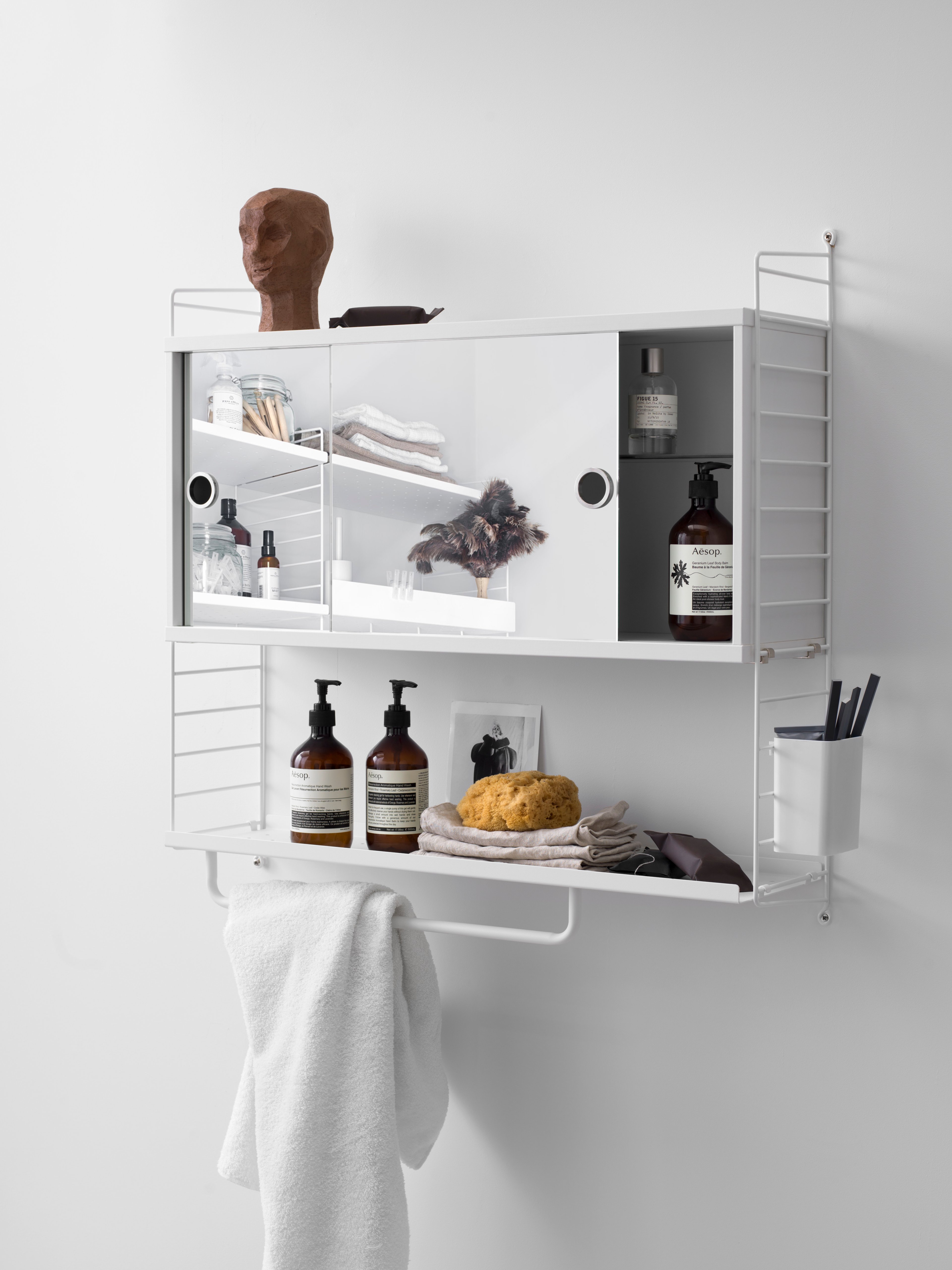 For the smallest bathrooms, we have a wall-hung 20 cm deep and 50 cm high combination. It only has two shelves, making it possible for you to store higher objects. The lower metal shelf has added hooks and a rod for increased storage.
