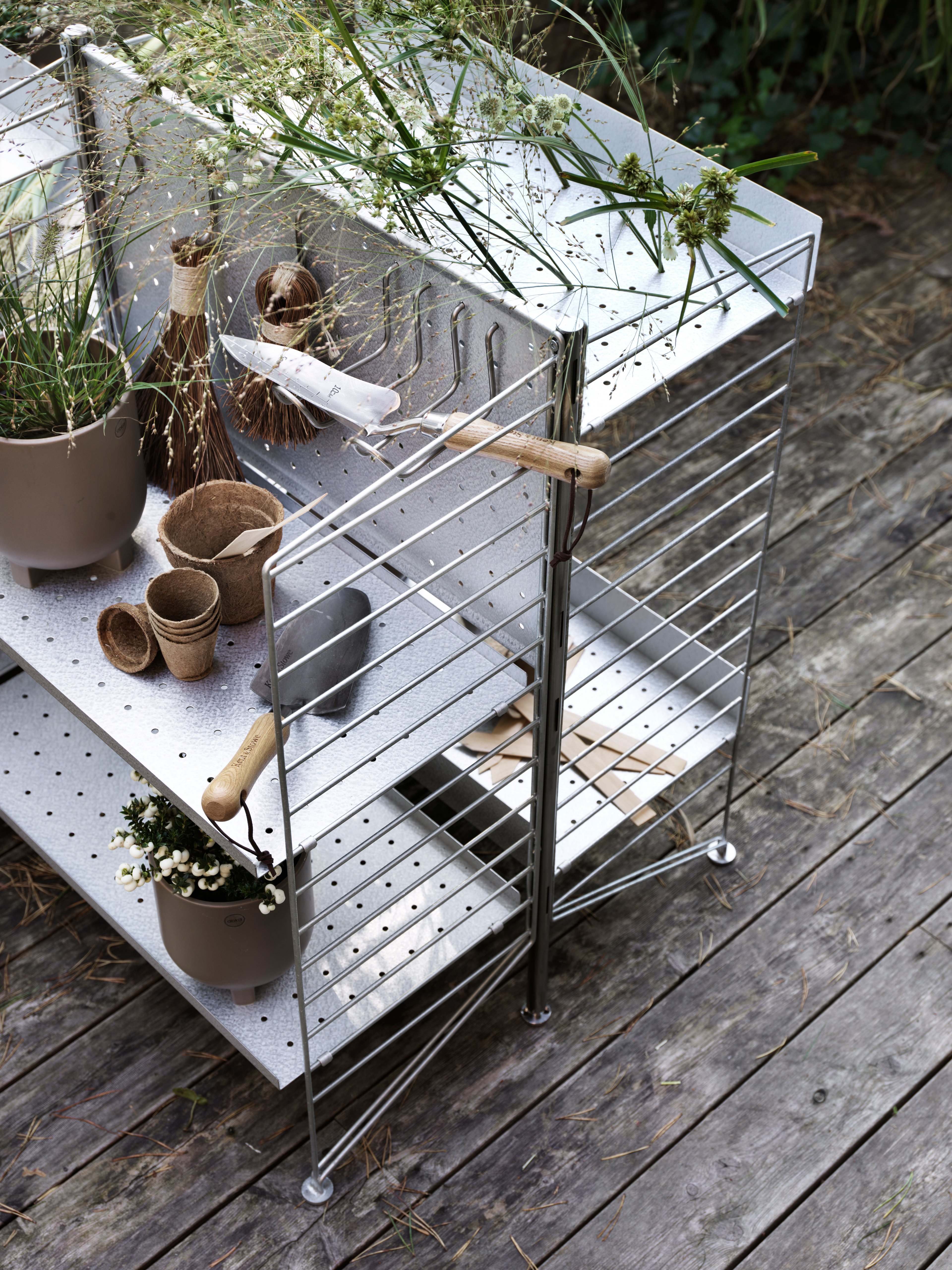 Der vertikale Doppelhaken ist so konzipiert, dass er in die Rückwand passt – so lässt sich das freistehende Outdoor-Regal optimal nutzen. Der Haken bringt Ordnung in Ihre Gartengeräte, Grillutensilien und andere Gegenstände, die Sie draußen verwenden. Der Haken ist in einer Einheitsgröße mit folgenden Maßen erhältlich: Breite 4 cm, Höhe 10 cm und Tiefe 11,5 cm (wenn er an der Rückwand befestigt wird). Der Haken ist aus Edelstahl gefertigt und hält jedem Wetter stand. Eine Verpackungseinheit enthält 2 Haken.