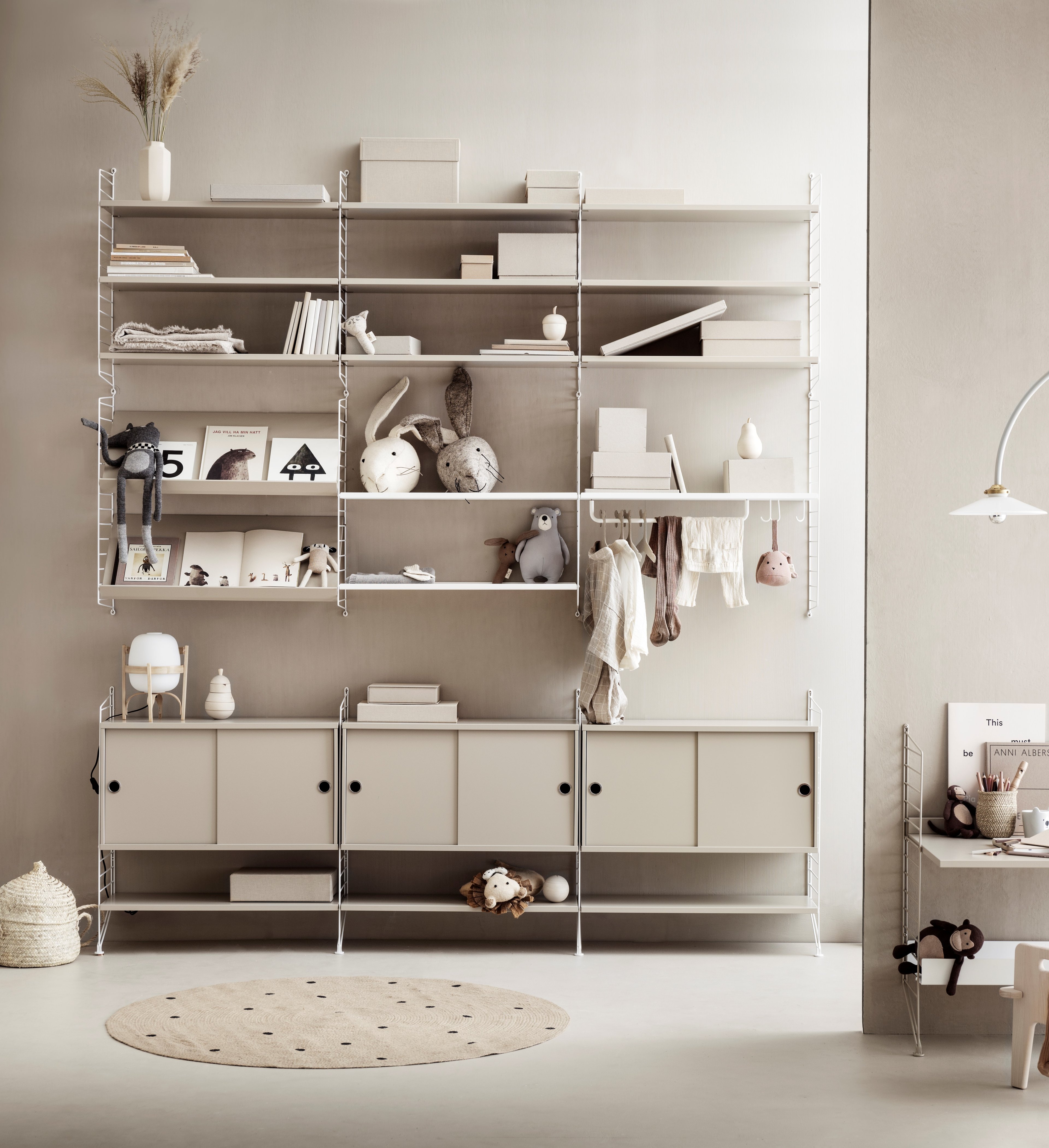 Die Regalböden aus Holz sind in den Breiten 58 cm und 78 cm und den Tiefen 20 cm und 30 cm erhältlich. Die Regalböden passen zu den Regalleitern aus Metallgitter und Plexiglas von String® System, sofern Regalböden und Regalleitern dieselbe Tiefe haben. Die Regalböden können flexibel eingesetzt werden. Sie können Ihr Regal einfarbig gestalten oder Regalböden in verschiedenen Farben und aus unterschiedlichen Holzarten kombinieren. Eine Verpackungseinheit enthält drei Regalböden und Halterungen.