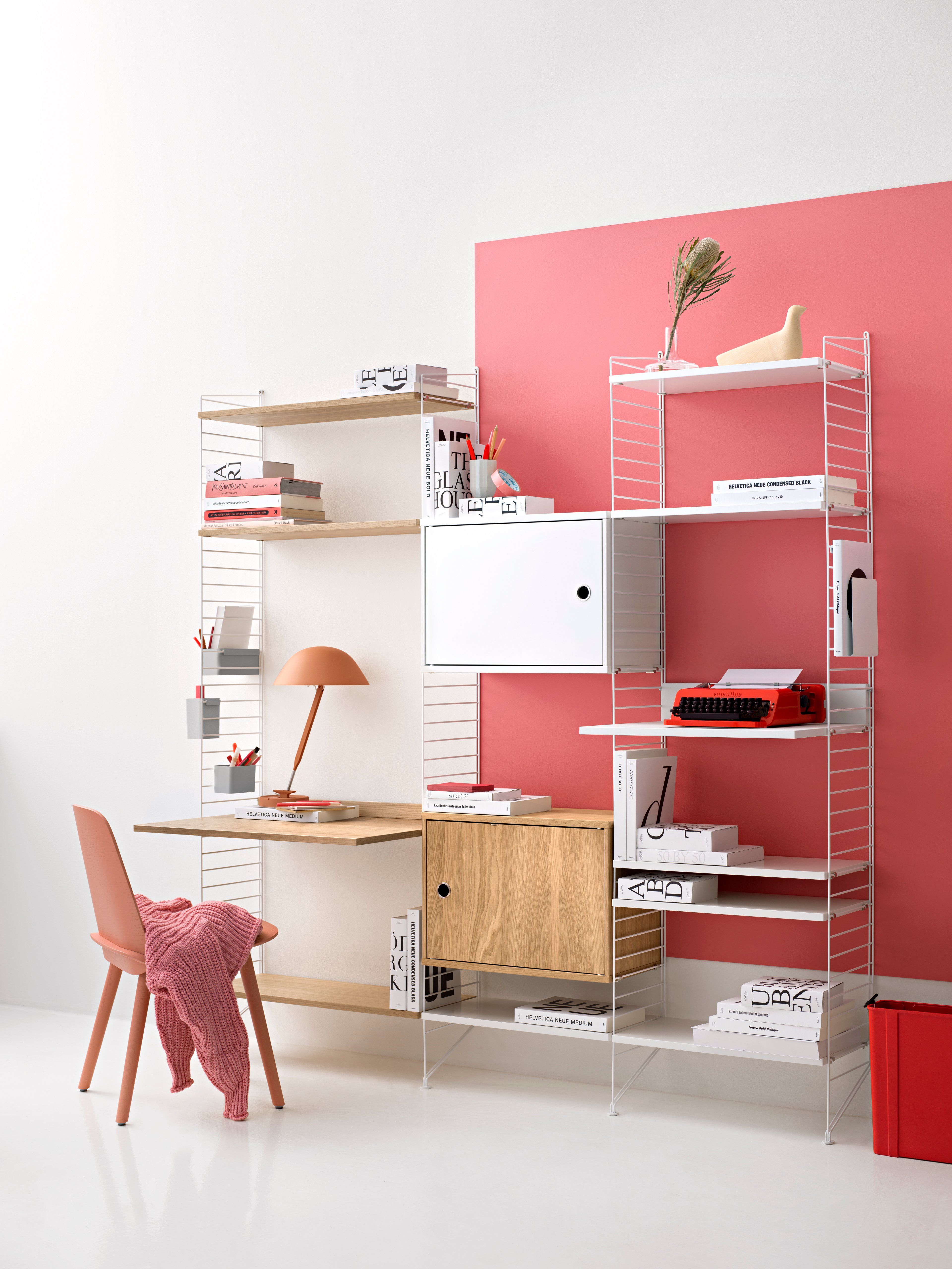 Die Schreibtischplatte ist in der Größe 78 x 58 cm erhältlich und passt zu den Gitterleitern von String® System mit einer Tiefe von 30 cm. Die Schreibtischplatte lässt sich einfach in der gewünschten Höhe montieren und findet im Büro, in der Küche, im Flur oder in jedem anderen Raum Verwendung, in dem Sie einen zusätzlichen Tisch gut gebrauchen können. Machen Sie Ihren Arbeitsplatz komplett, indem Sie eine Schreibtischschublade unter der Schreibtischplatte montieren. Dort haben Stifte, Notizblöcke usw. Platz. Eine Verpackungseinheit enthält eine Schreibtischplatte, eine Leiste für den Abschluss zur Wand zur Stabilisierung und die Halterungen. Sie können zwischen verschiedenen Farben und Holzarten wählen.