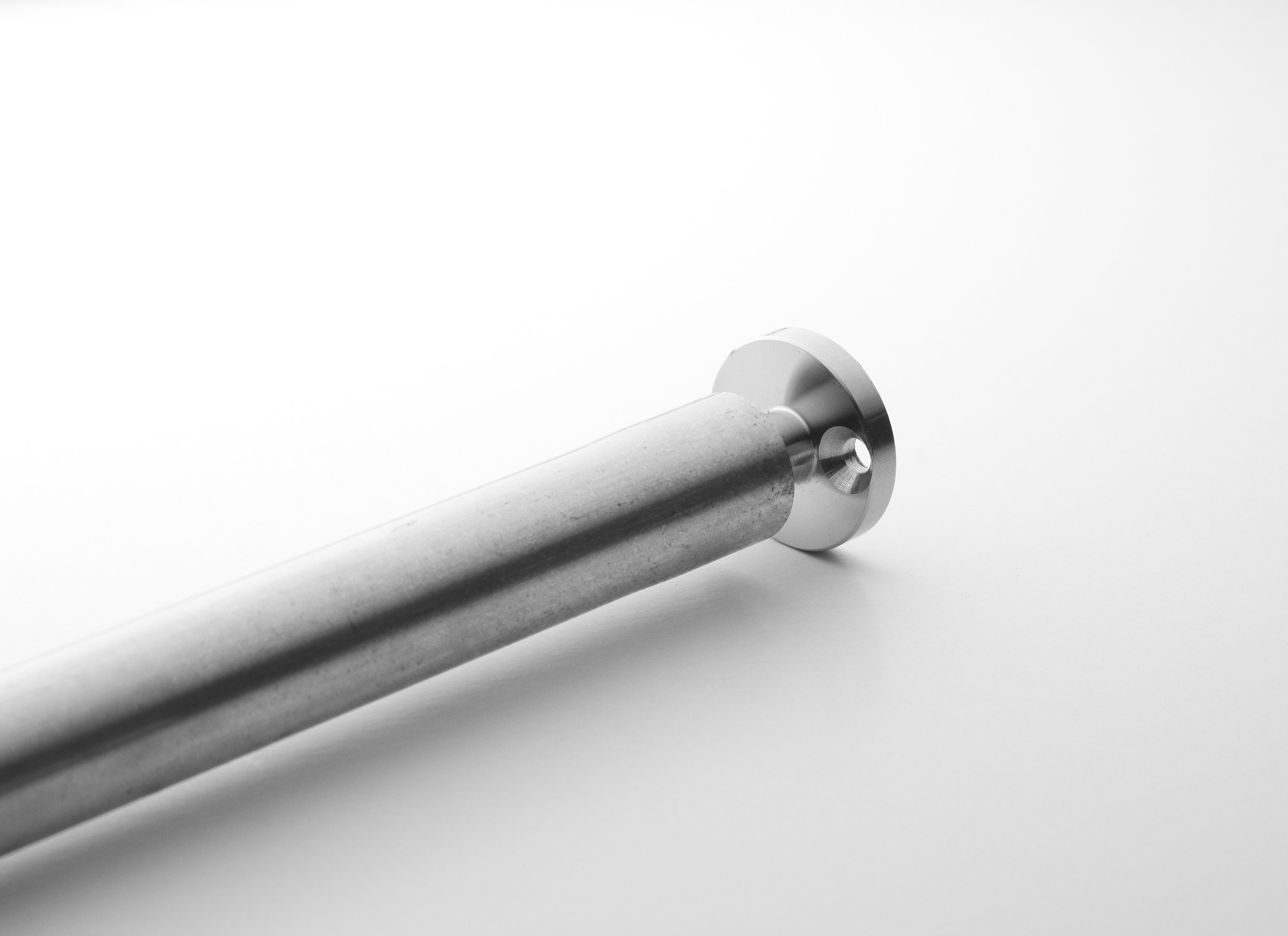 Die Metallstange ist Teil des freistehenden Outdoor-Regals und besteht aus galvanisiertem Stahl. Der Durchmesser der Metallstangen beträgt 2 cm und die Höhe 87 cm. Mit dem Fuß können Höhenunterschiede ausgeglichen werden. Ein komplettes Abteil des freistehenden Regals besteht aus einer Rückwand, zwei Metallstangen und zwei galvanisierten Bodenleitern mit einer Höhe von 85 cm und einer Tiefe von 30 cm. Um weitere Abteile zu bauen, benötigen Sie für jedes Abteil eine Metallstange und ein Bodenleiter. Wir empfehlen mindestens eine Rückwand, vorzugsweise in der Mitte, für ein aus drei Abteilen bestehendes freistehendes Regal.