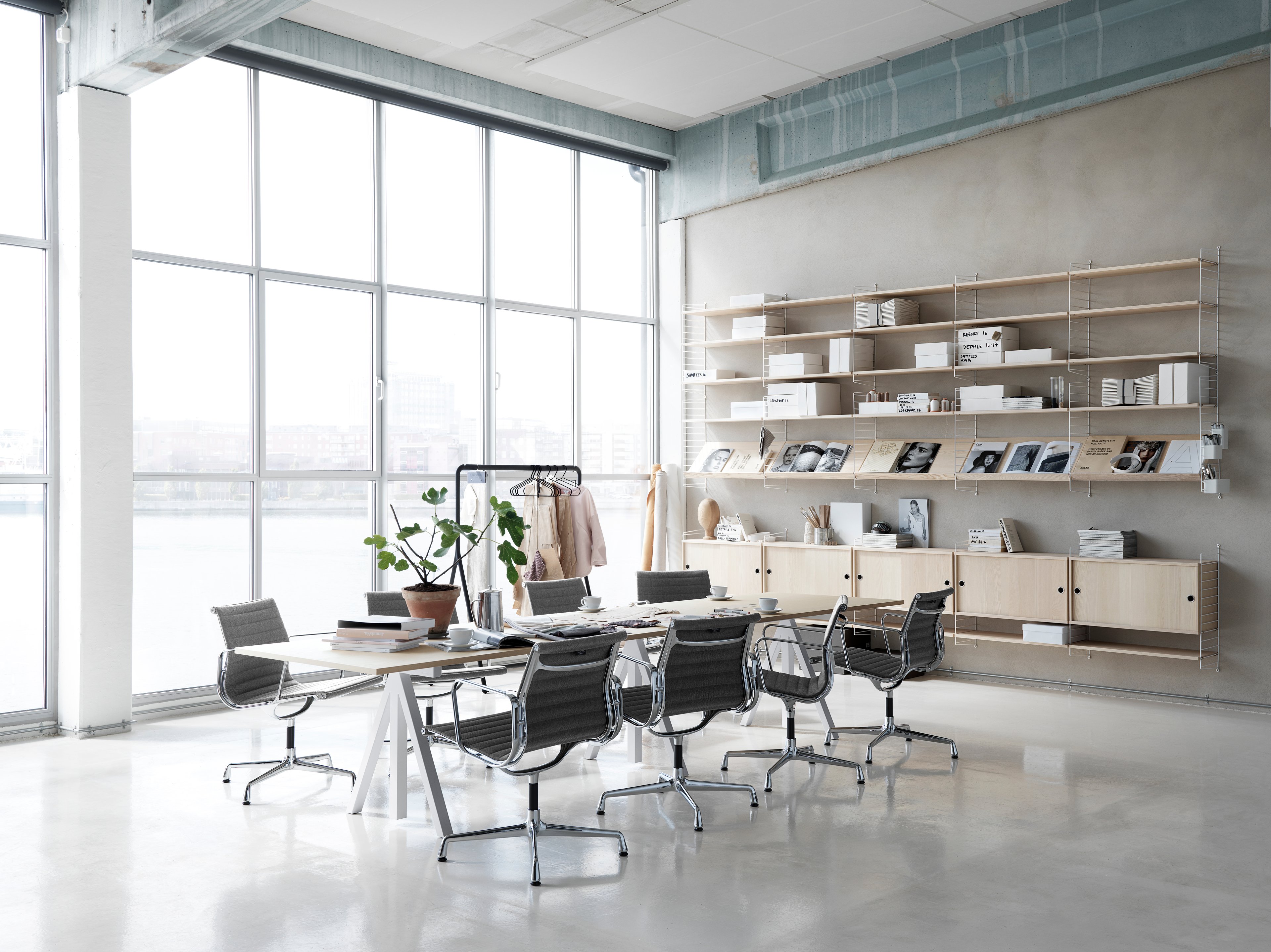 The height-adjustable work desk from Works makes it possible to create flexible and ergonomic workspaces. The work desk consists of one height-adjustable table frame and one work desk with cable cover. The work desks with 78 cm depth are available in three widths: 120, 140 and 160 cm. The work desk with 90 cm depth and 180 cm width is intended for a meeting table or for a larger workspace, which is why the cable cover is placed in the middle. The frame’s highest height is 118.5 cm and the lowest height is 71.5 cm and fits to all work desks.