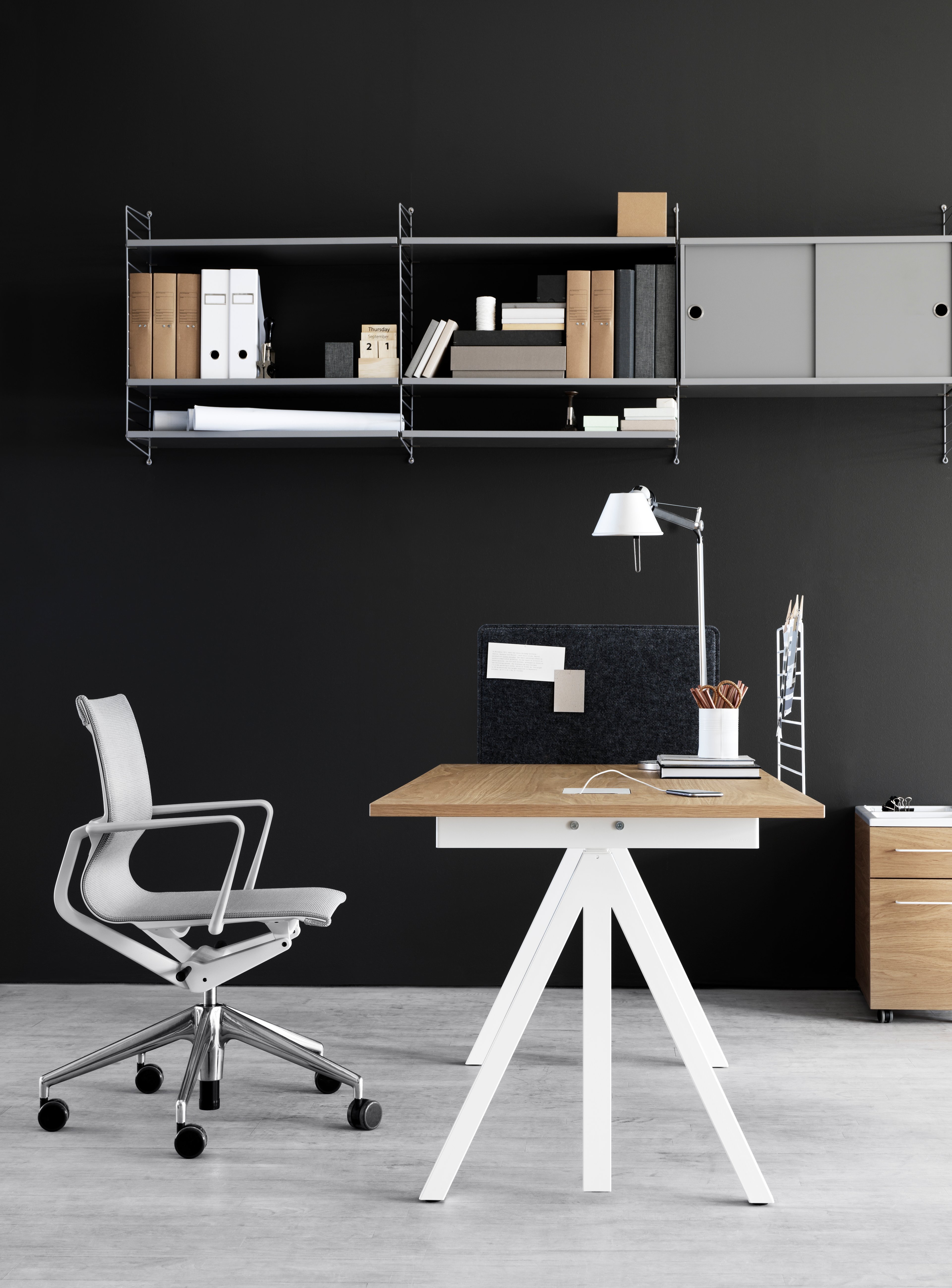 The height-adjustable work desk from Works makes it possible to create flexible and ergonomic workspaces. The work desk consists of one height-adjustable table frame and one work desk with cable cover. The work desks with 78 cm depth are available in three widths: 120, 140 and 160 cm. The work desk with 90 cm depth and 180 cm width is intended for a meeting table or for a larger workspace, which is why the cable cover is placed in the middle. The frame’s highest height is 118.5 cm and the lowest height is 71.5 cm and fits to all work desks.