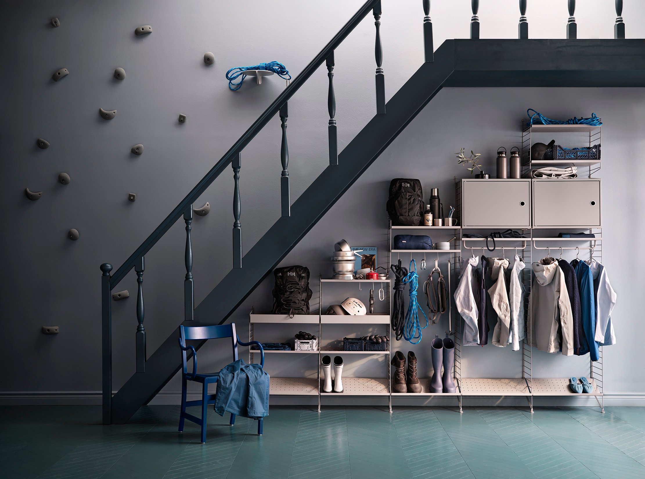 Hallway storage can be tricky. This combination, with different heights for each section, is perfect to place underneath the staircase or on a wall with uneven ceiling. With plenty of space for your shoes and clothing plus the option of throwing your scarf in the cabinet without creating a messy impression make this combination a true hallway winner.