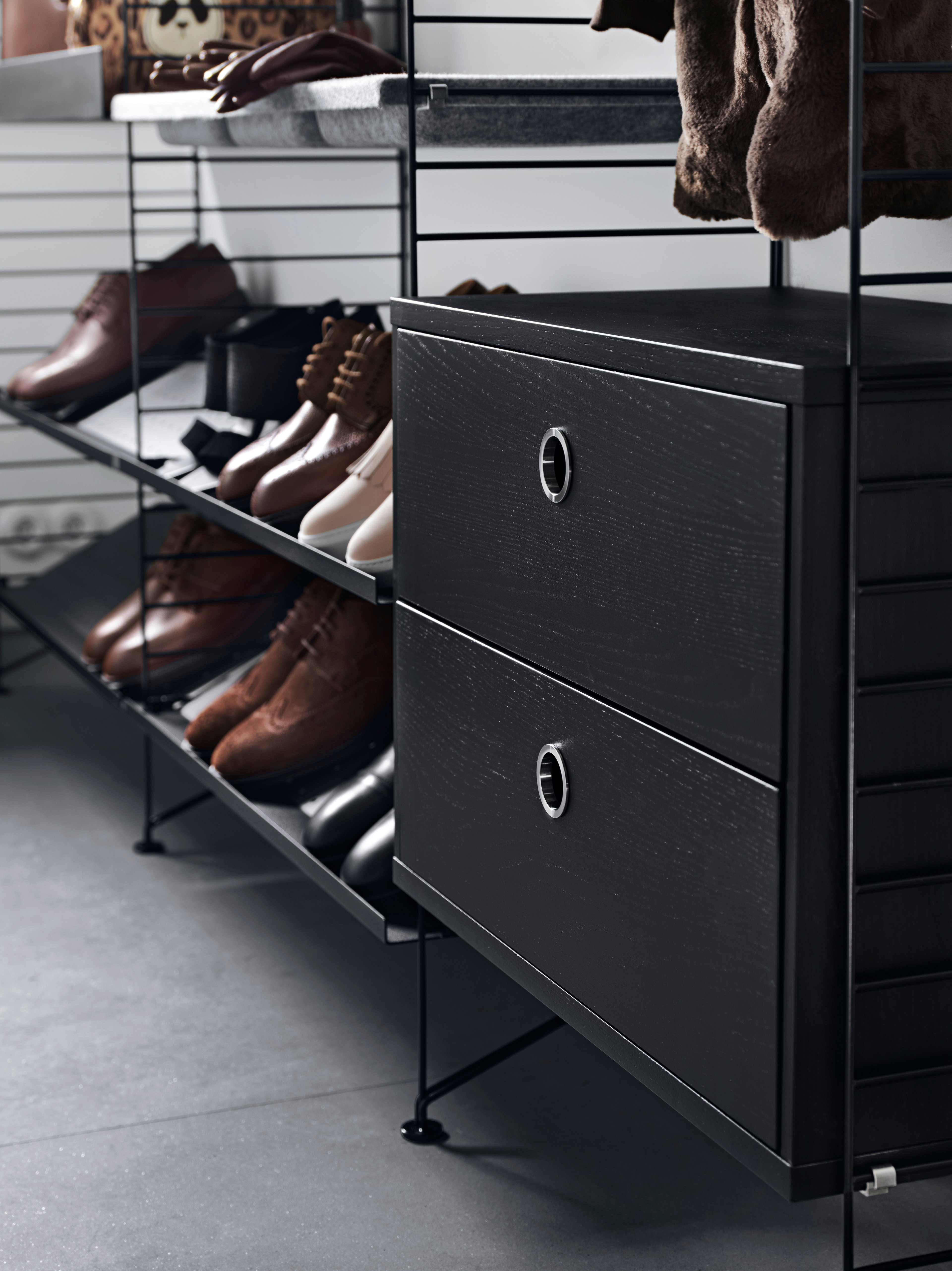 The chests of drawers are available in two widths, 78 and 58 cm, and one depth, 30 cm. The chests of drawers fit into all 30 cm deep wire and plex panels from String® System. They are designed with two drawers to offer hidden storage in your shelving combination. The chests of drawers are a great fit in either the hallway, living room or kids’ room where the need for hidden storage often is big. Chest of drawer w58 x d30 x h42 cm has internal dimensions (for each drawer) depth 23.7 cm, width 51.3 cm and height 16 cm. Chest of drawer w78 x d30 x h42 cm has internal dimensions (for each drawer) depth 23.7 cm, width 71.3 cm and height 16 cm. The chests of drawers are delivered unassembled.