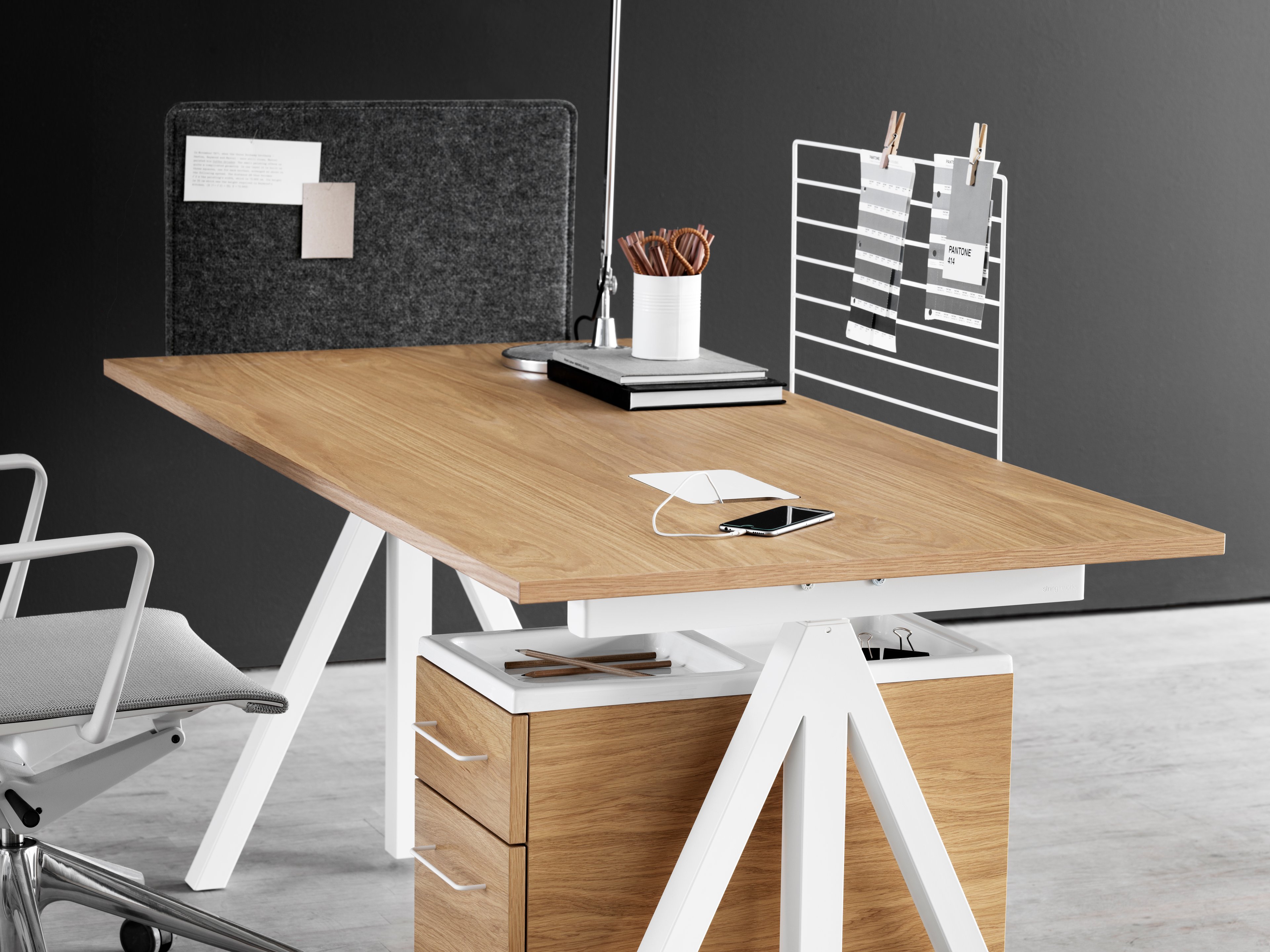 Dank seines einzigartigen Designs können Sie mit dem Arbeitstisch von Works eine flexible Arbeitsumgebung schaffen. Der Arbeitstisch besteht aus einem festen Tischgestell und einer Tischplatte mit einem Deckel zur Kabeldurchführung. Die Höhe kann um 1 cm verstellt werden. Die Arbeitstische mit einer Tiefe von 78 cm sind in drei Breiten erhältlich: 120, 140 und 160 cm Der Arbeitstisch mit 90 cm Tiefe ist als Besprechungstisch oder für einen größeren Arbeitsbereich gedacht und daher nur in der Breite 180 cm erhältlich. Das Tischgestell (einschließlich Tischplatte) hat eine Höhe von 72,5 cm und passt zu allen Arbeitstischen.