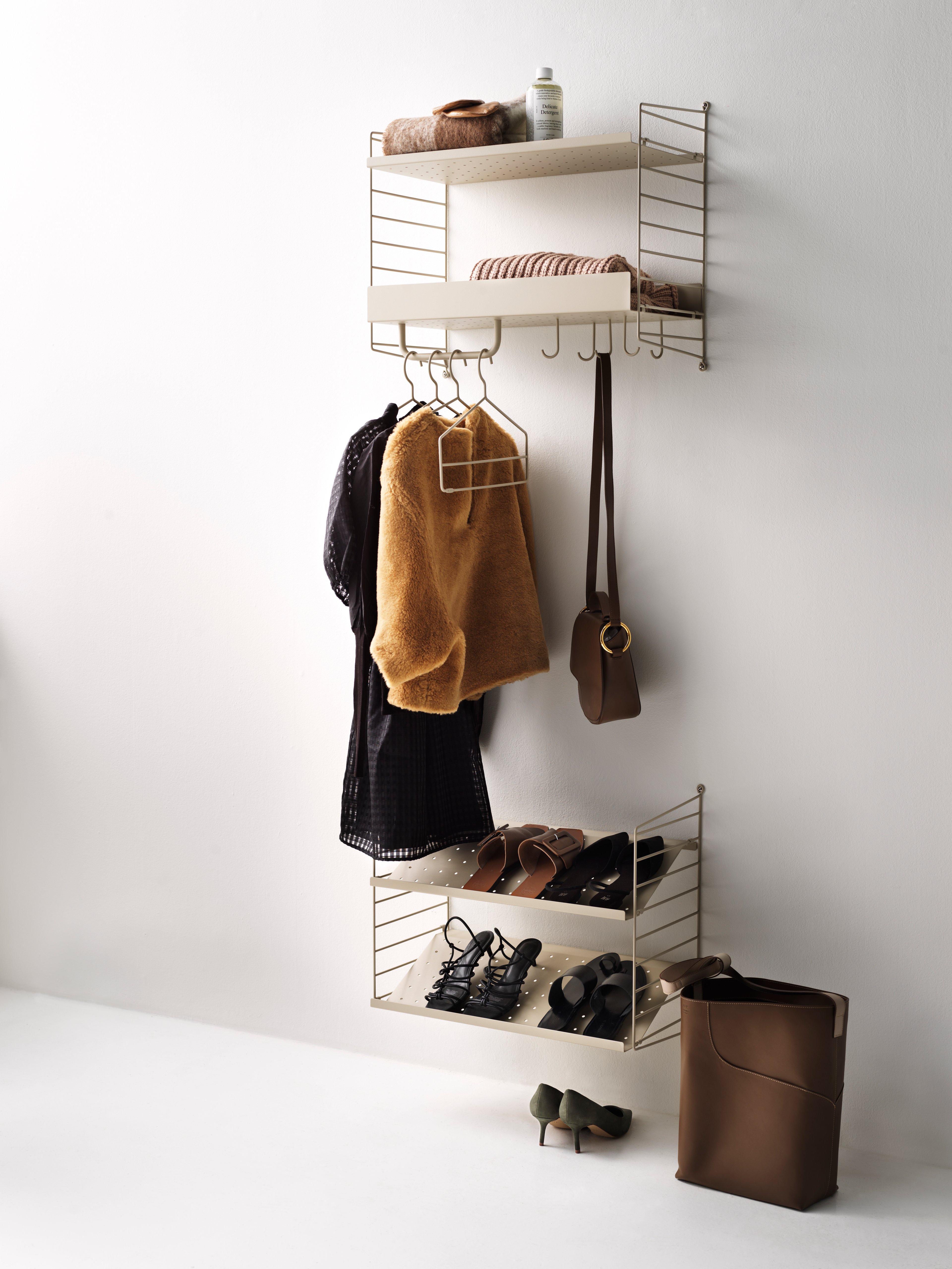 Der Kleiderbügel ist Teil unseres Zubehörsortiments und die perfekte Ergänzung Ihrer Aufbewahrungslösung für Flur und Garderobe, wo häufig bereits Stangen vorhanden sind. Der Kleiderbügel hat für noch mehr Funktionalität einen zusätzlichen Drahtbügel, sodass Sie gleich mehrere Kleidungsstücke aufhängen können. Eine Verpackungseinheit enthält 4 Kleiderbügel.