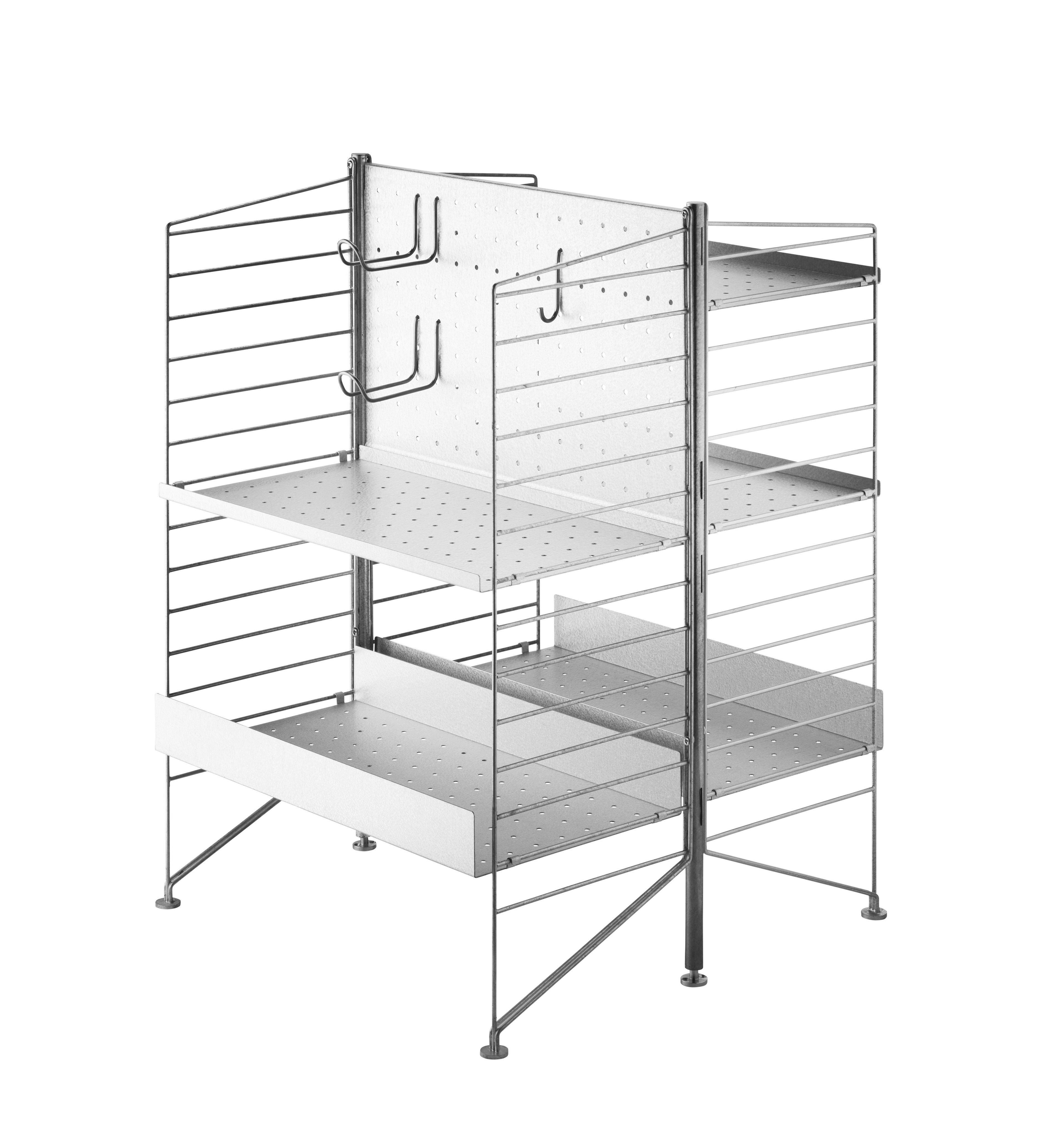 L’étagère autoportante String® System conçue pour une utilisation en extérieur s’intègre aussi bien sur un petit balcon que sur une grande terrasse. L’étagère est entièrement autoportante, mais peut, si vous le souhaitez, être fixée à la base sur laquelle elle repose. Une section complète de l’étagère autoportante se compose d’un montant arrière, de deux montants verticaux et de deux montants de sol galvanisés d’une hauteur de 85 cm et d’une profondeur de 30 cm. Pour ajouter des sections supplémentaires, vous avez besoin d’un montant vertical et d’un montant de sol pour chaque section. Nous recommandons d’installer au moins un montant arrière, de préférence au centre, pour une étagère autoportante composée de trois sections. Ajoutez des crochets pour augmenter les possibilités de rangement. Une section possède les dimensions suivantes : largeur 61 cm et hauteur 87 cm.