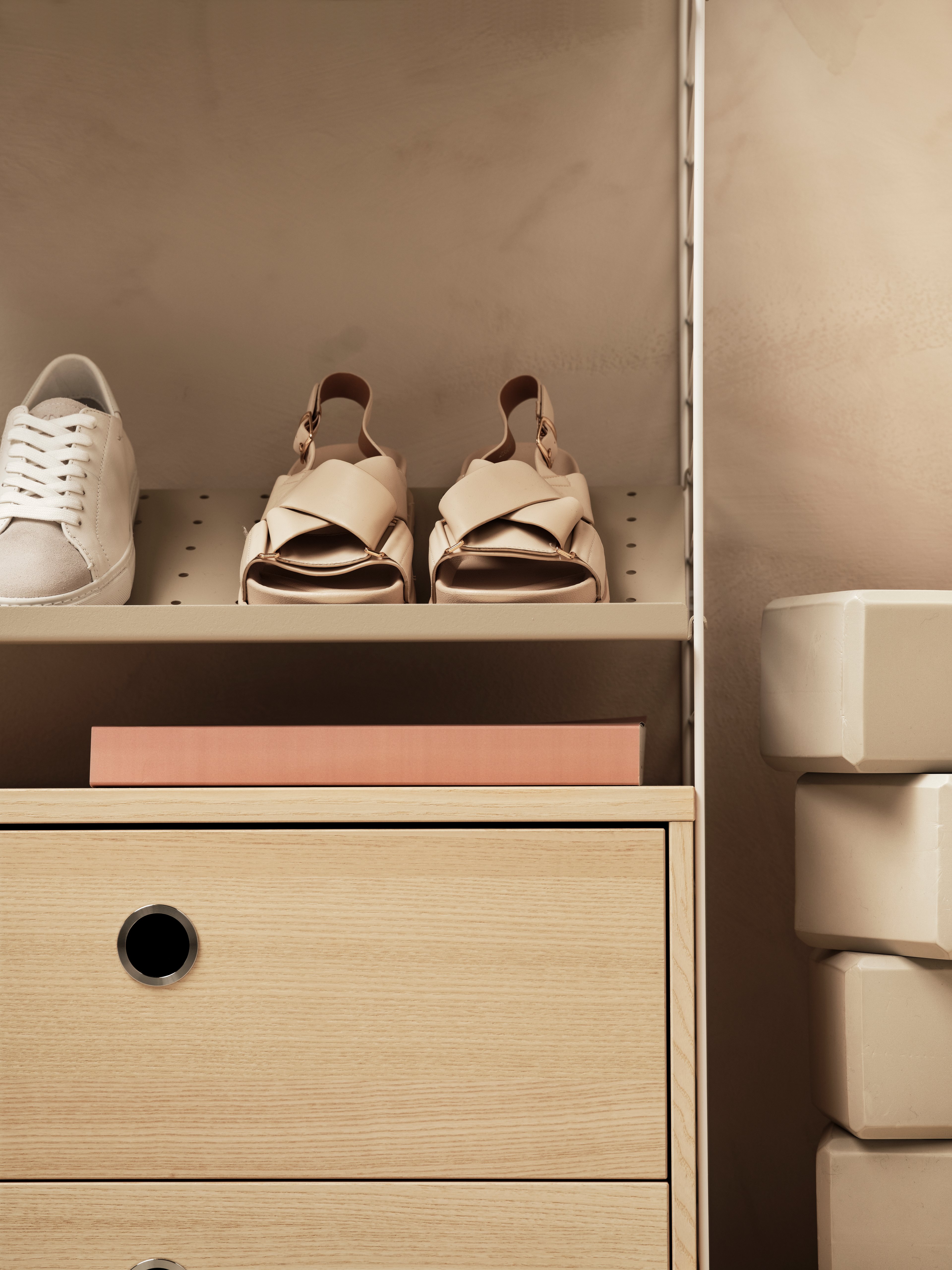 Les étagères à chaussures sont disponibles en deux largeurs, 58 et 78 cm, et en une seule profondeur, 30 cm. Les étagères à chaussures sont compatibles avec les montants grillagés String® System d’une profondeur de 30 cm. Les étagères à chaussures vous aideront à garder votre entrée et votre garde-robe bien rangées. Vous pourrez ranger 2 à 3 paires de chaussures sur une étagère à chaussures de 58 cm de largeur et 4 à 6 paires de chaussures sur une étagère à chaussures de 78 cm de largeur. Chaque emballage contient une étagère à chaussures.