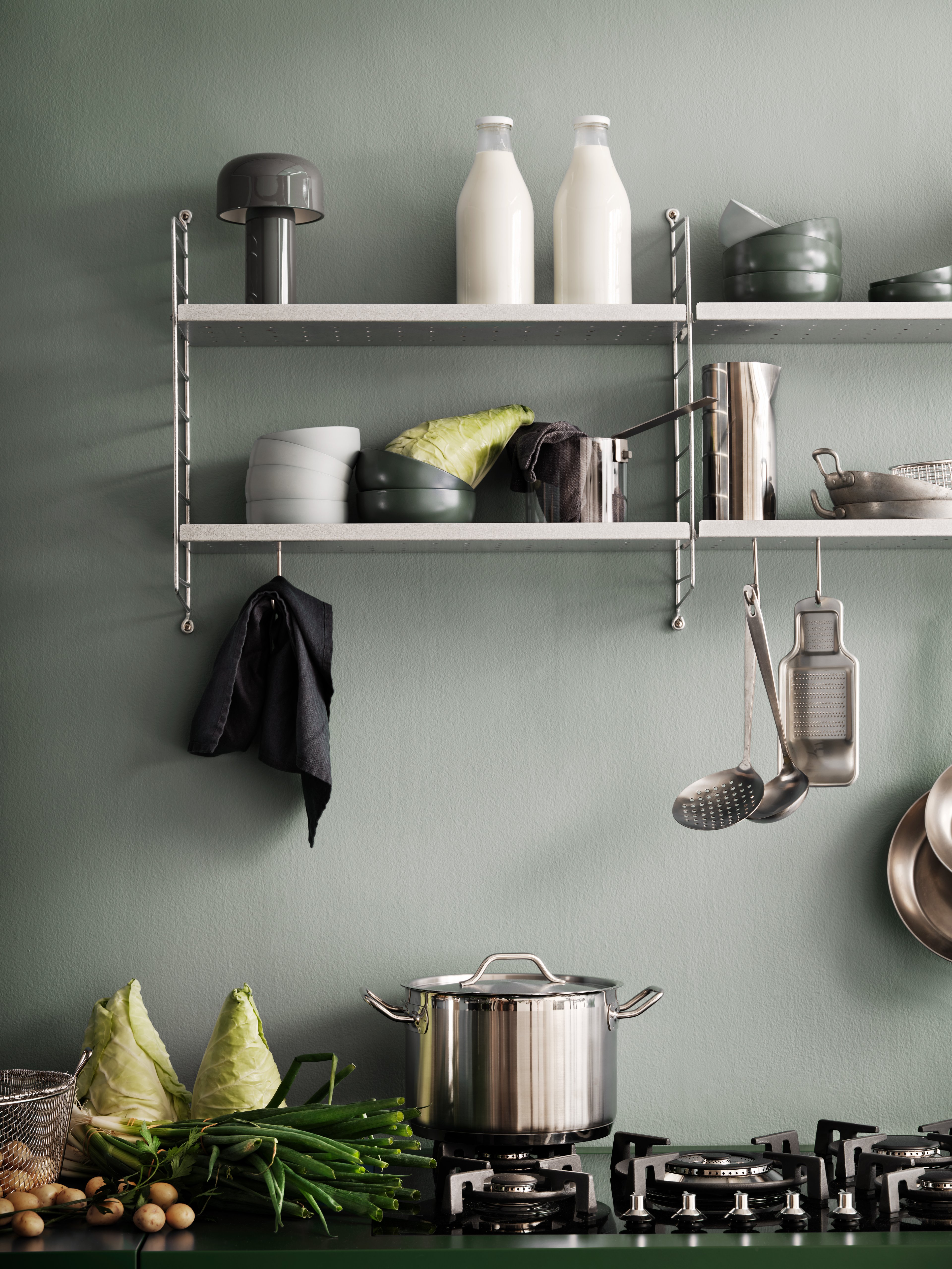 Die galvanisierten Wandleitern sind in der Höhe 50 cm und den Tiefen 20 cm und 30 cm erhältlich. Die Regalleitern sind die Basis für den Aufbau Ihres String Regals für den Außenbereich. Fügen Sie dann galvanisierte Regalböden von String® System hinzu. Wählen Sie als nächstes outdoorgeeignetes Zubehör wie J-Haken und S-Haken, um genügend Aufbewahrungsplatz zu haben. Die Regalleitern können an einer Hausfassade, einem Holzzaun oder jeder anderen Wand befestigt werden. Das Regalsystem kann ganzjährig draußen bleiben. Die Wandleitern sind in zwei verschiedenen Verpackungseinheiten erhältlich, entweder mit einer Wandleiter oder mit zwei Wandleitern.