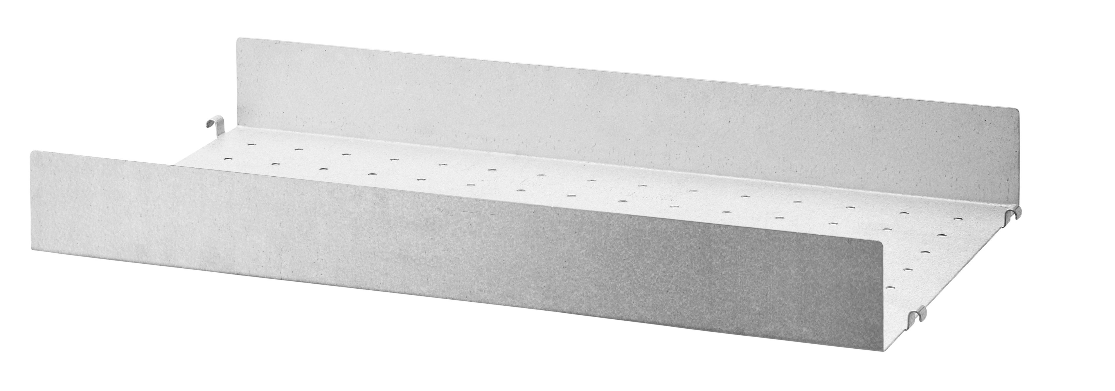 Die galvanisierten Regalböden von String® System wurden für den den Außenbereich entwickelt. Die Regalböden mit niedriger Kante von 2 cm sind in der Breite 58 cm und den Tiefen 20 cm und 30 cm erhältlich. Die Regalböden mit hoher Kante von 7 cm sind in der Breite 58 cm und der Tiefe 30 cm erhältlich. Gestalten Sie eine minimalistische Regalkombination nur mit Regalböden derselben Kantenhöhe oder kombinieren Sie beide Kantenhöhen zu einem dynamischeren Design. Fügen Sie Zubehör hinzu, um Ihre Aufbewahrungsmöglichkeiten im Freien zu optimieren. Die Regalböden passen zu den galvanisierten Regalleitern aus Metallgitter von String® System und lassen sich ganz leicht versetzen. Die galvanisierten Regalböden halten jedem Wetter stand und können ganzjährig draußen bleiben. Eine Verpackungseinheit enthält einen galvanisierten Regalboden.