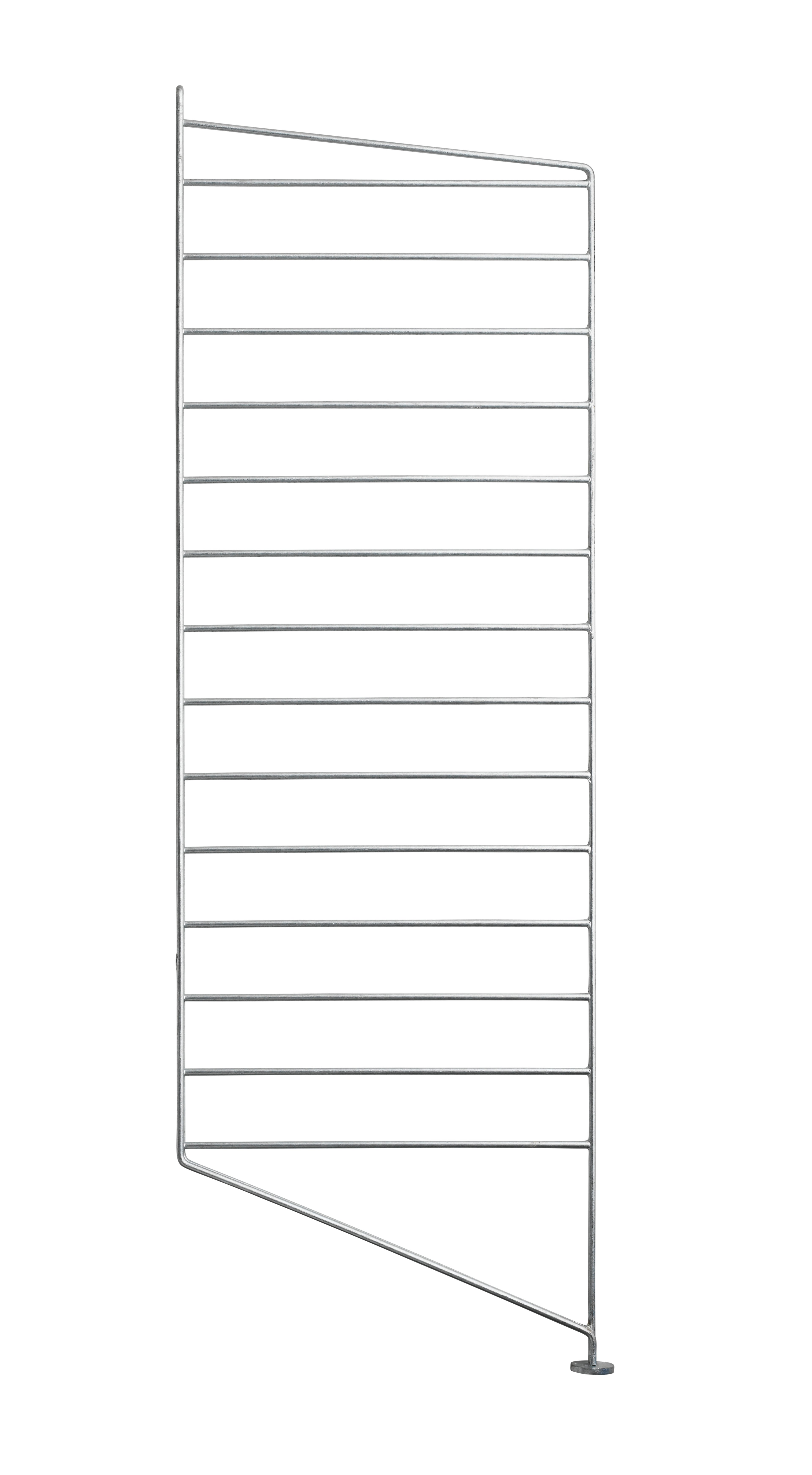 Die galvanisierten Bodenleitern sind in der Höhe 85 cm und der Tiefe 30 cm erhältlich. Die Regalleitern sind die Basis für den Aufbau Ihres String Regals für den Außenbereich. Fügen Sie dann galvanisierte Regalböden mit 30 cm Tiefe von String® System hinzu. Wählen Sie als nächstes outdoorgeeignetes Zubehör wie J-Haken und S-Haken, um genügend Aufbewahrungsplatz zu haben. Der Fuß der Bodenleiter steht auf dem Boden, sodass das Regalsystem stabil und gleichzeitig leicht und luftig wirkt. Die galvanisierten Bodenleitern halten jedem Wetter stand und können ganzjährig draußen bleiben. Die Regalleitern sind in zwei verschiedenen Verpackungseinheiten erhältlich, entweder mit einer Bodenleiter oder mit zwei Bodenleitern.