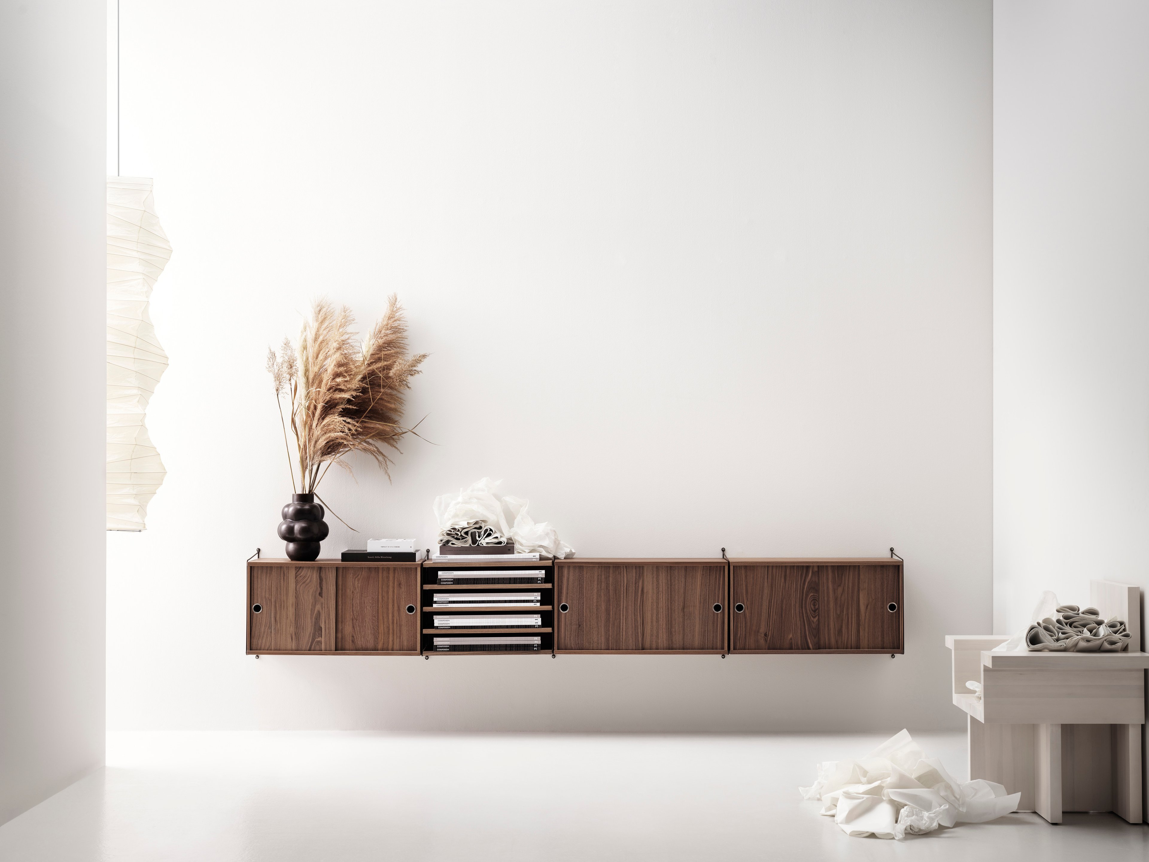 Elegante und schlichte wandhängende Sideboardlösung mit jeder Menge Aufbewahrungsmöglichkeiten.