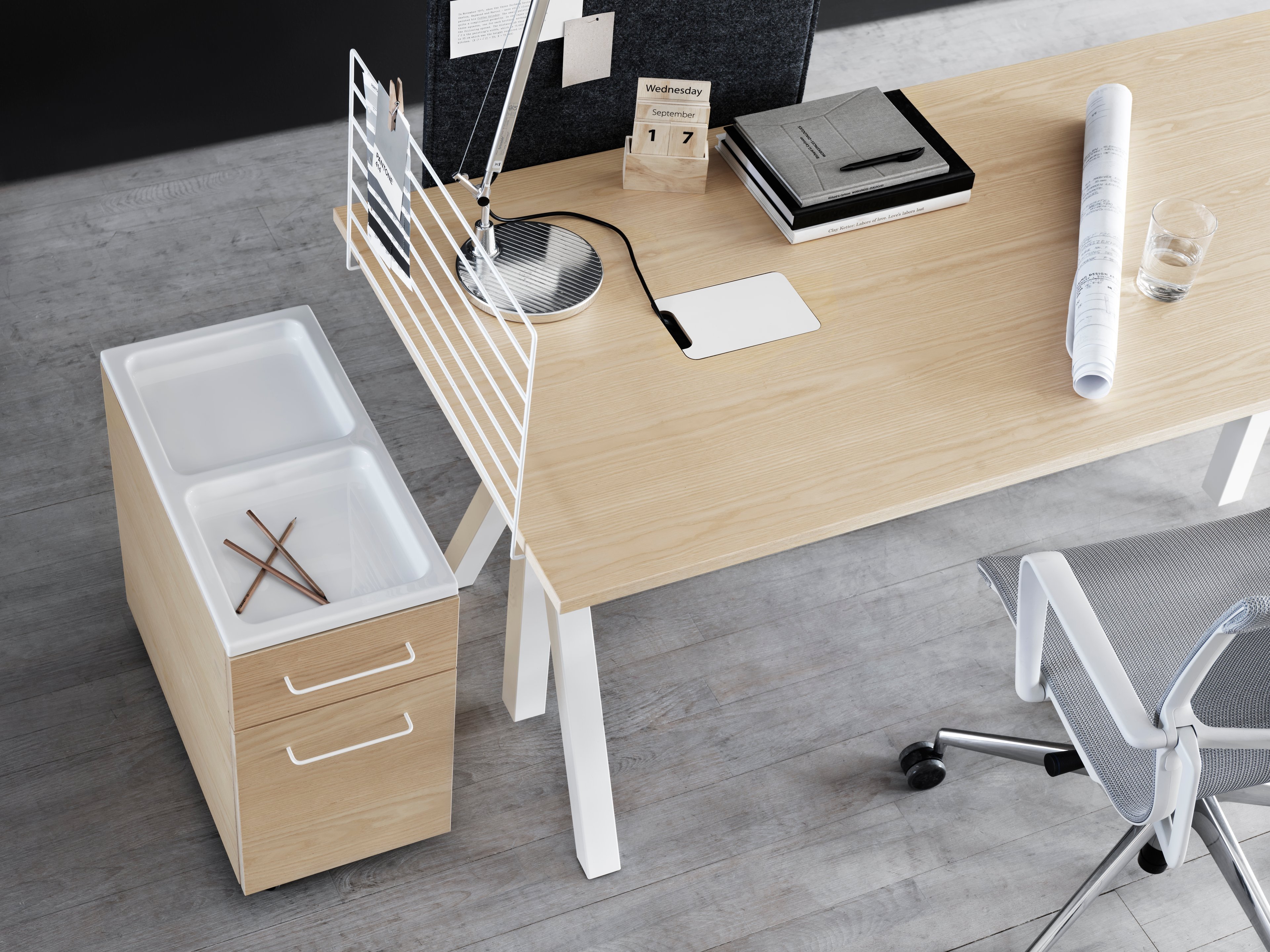 With its unique design, the work desk from Works makes it possible to create flexible workspaces. The work desk consists of one fixed table frame and one work desk with cable cover and the height can be adjusted 1 cm. The work desks with 78 cm depth are available in three widths: 120, 140 and 160 cm. The work desk with 90 cm depth and 180 cm width is intended for a meeting table or for a larger workspace, which is why the cable cover is placed in the middle. The frame’s height (including the work desk) is 72.5 cm and fits to all work desks.