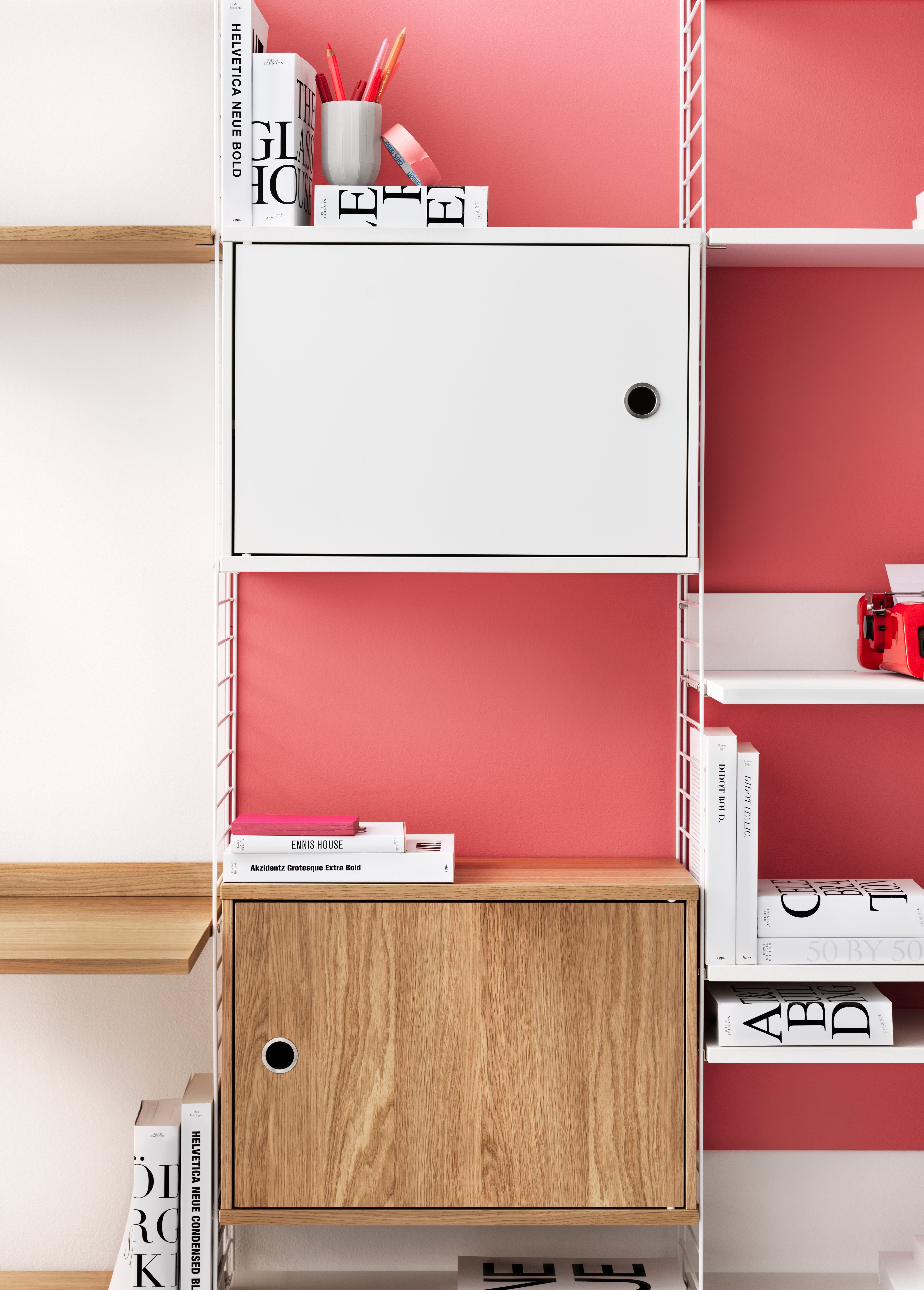 Das Schrankelement mit Schwenktür ist in der Breite 58 cm und der Tiefe 30 cm erhältlich. Das Schrankelement passt zu allen Regalleitern aus Metallgitter und Plexiglas von String® System mit einer Tiefe von 30 cm. Es sieht sehr stylisch aus, wenn Sie mit einem auffälligeren Element, beispielsweise einem Schrankelement, Akzente in Ihrem Regalsystem setzen. Außerdem gewinnen Sie dadurch mehr Stauraum. Die Tür kann an jeder Seite des Schrankelements angebracht werden. Das Schrankelement besteht aus einem Einlegeboden, der versetzt werden kann. Die Innenmaße betragen: T 54 x T 26 x H 38 cm. Das Schrankelement wird zerlegt geliefert.