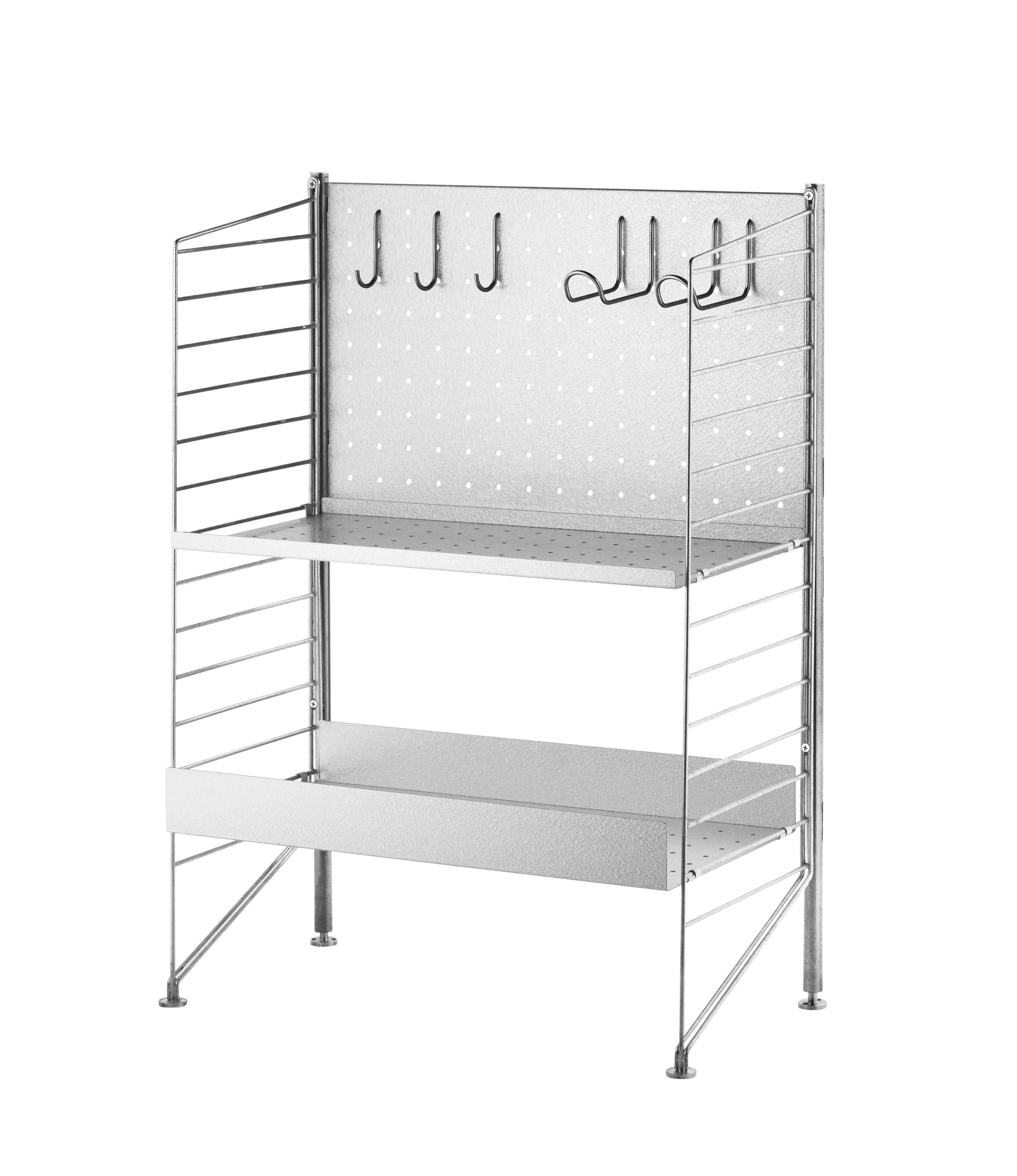 Ryggskiva är en del av den fristående utomhushyllan och är tillverkad av aluzink stål. Ryggskivans bredd är 57 cm och höjd 36 cm. För en komplett sektion av den fristående hyllan krävs en ryggskiva och två stolpar samt två galvaniserade golvgavlar med höjd 85 cm och djup 30 cm. För att bygga ytterligare sektioner behöver du en extra stolpe samt en extra gavel per sektion. För en kombination bestående av tre sektioner rekommenderas minst en ryggskiva och placeras med fördel i mitten.