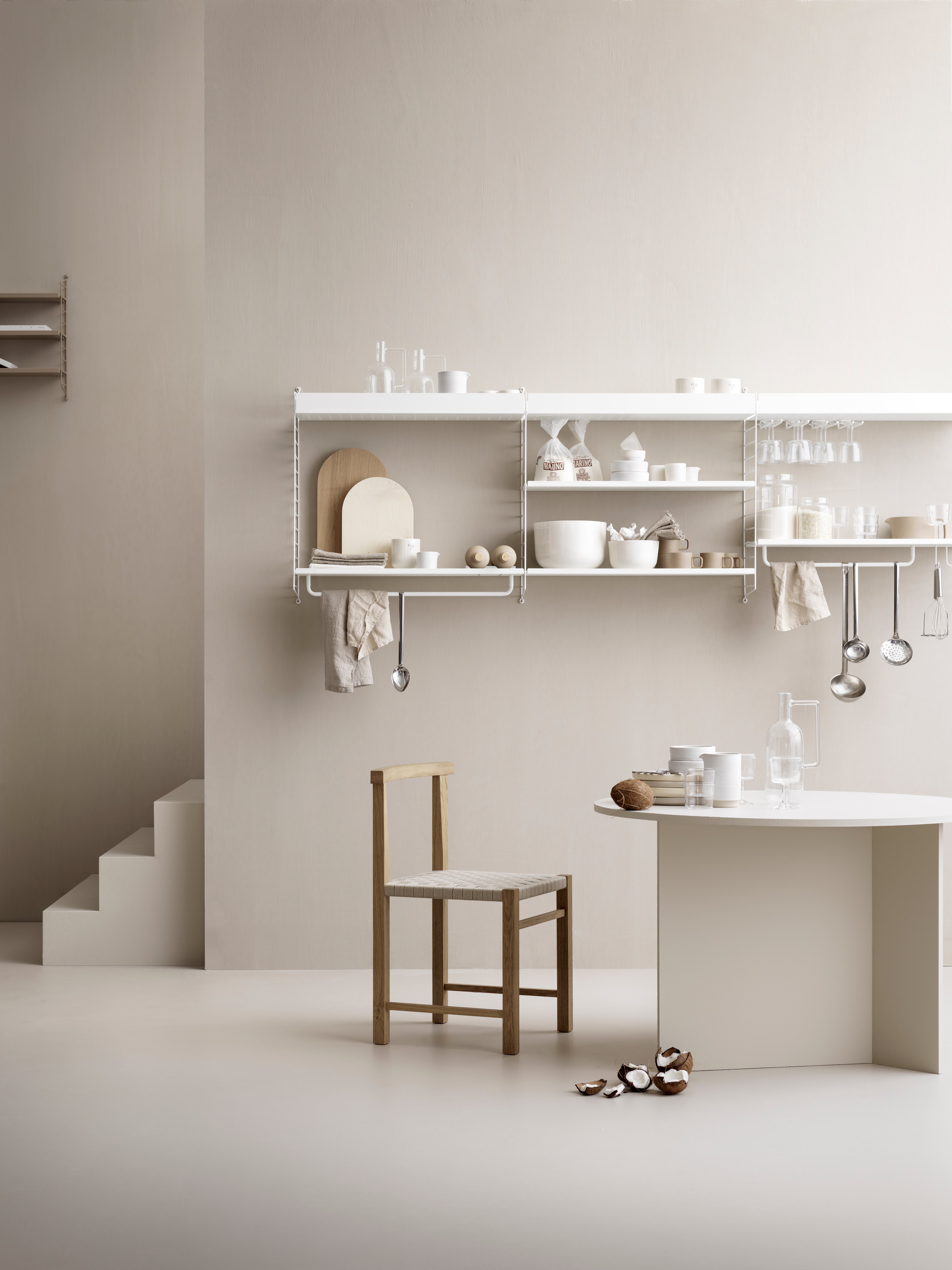 A complete kitchen solution with the possibility to store your kitchen gadgets on either shelves or by hanging them from the hooks and rods.